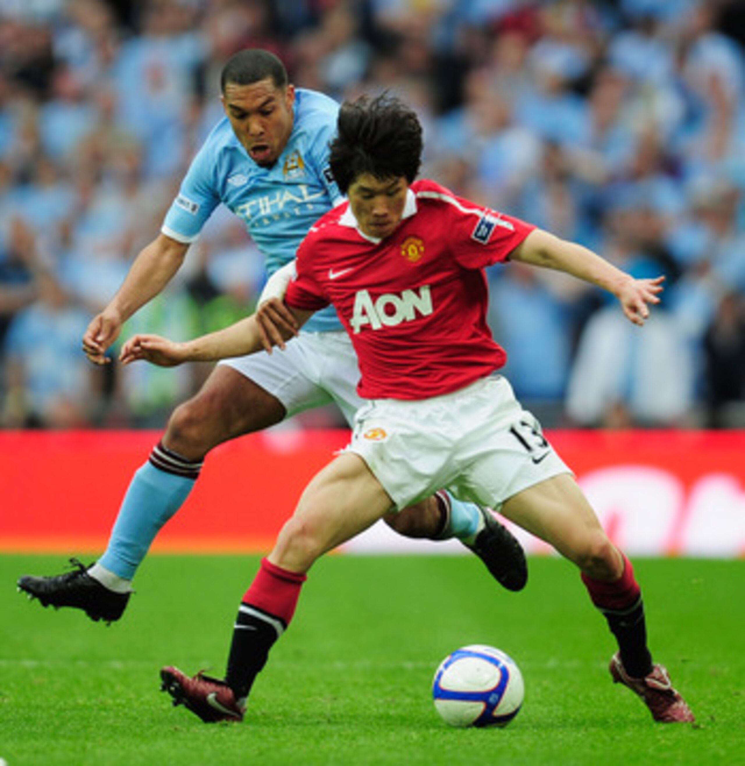 LONDON, ENGLAND - APRIL 16:  Ji-Sung Park of Manchester United clashes with Nigel de Jong of Manchester City during the FA Cup sponsored by E.ON semi final match between Manchester City and Manchester United at Wembley Stadium on April 16, 2011 in London,