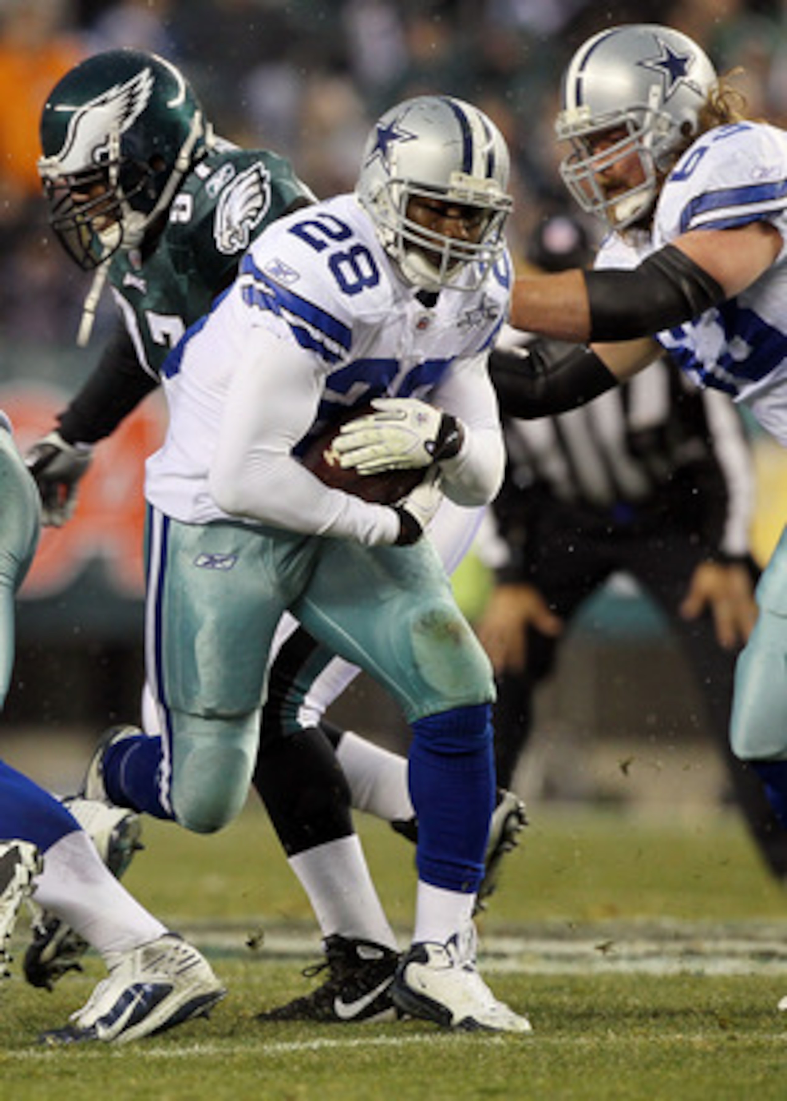 PHILADELPHIA, PA - JANUARY 02:  Felix Jones #28 of the Dallas Cowboys runs the ball against the Philadelphia Eagles on January 2, 2011 at Lincoln Financial Field in Philadelphia, Pennsylvania.  (Photo by Jim McIsaac/Getty Images)