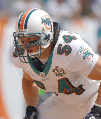 Miami Dolphins linebacker Zach Thomas sets on defense  against the   Carolina Panthers   September 25, 2005 in Miami.  The Dolphins defeated the Panthers 27  to 24. (Photo by Al Messerschmidt/Getty Images)