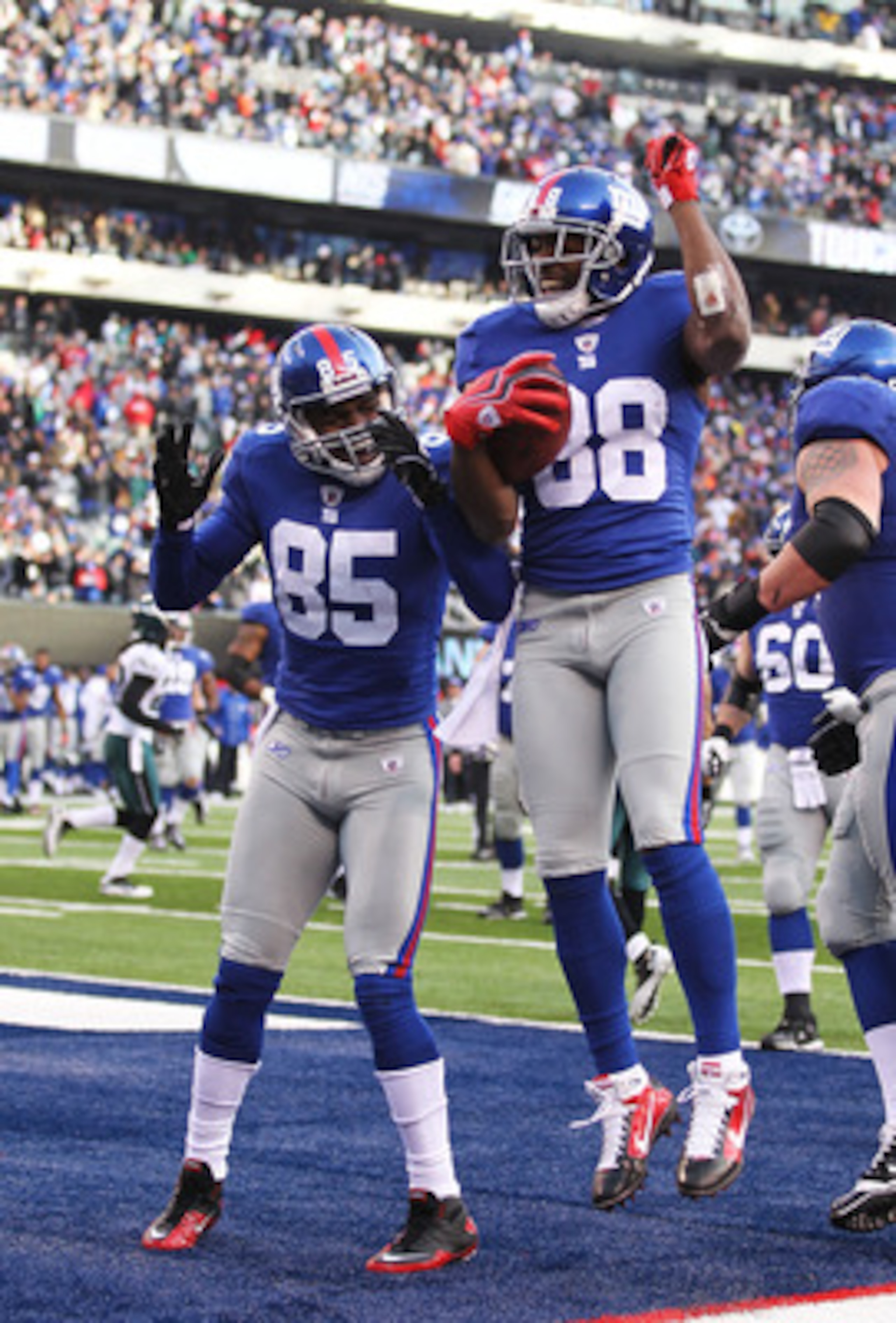 EAST RUTHERFORD, NJ - DECEMBER 19:  Hakeem Nicks #88 of the New York Giants celebrates his touchdown with Derek Hagan #85 in the second quarter against the Philadelphia Eagles during their game on December 19, 2010 at The New Meadowlands Stadium in East R
