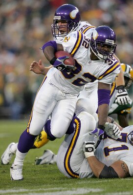 GREEN BAY, WI - NOVEMBER 14: Onterrio Smith #32 of the Minnesota Vikings runs the ball during a game against the Green Bay Packers at Lambeau Field on November 14, 2004 in Green Bay, Wisconsin. (Photo by Jonathan Daniel/Getty Images)