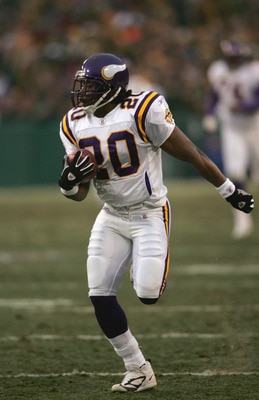 GREEN BAY, WI - JANUARY 9:  Moe Williams #20 of the Minnesota Vikings carries the ball during the NFC wild-card game against the Green Bay Packers at Lambeau Field on January 9, 2005 in Green Bay, Wisconsin. (Photo by Doug Benc/Getty Images)