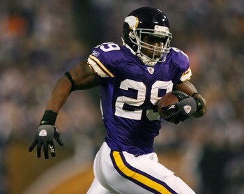 MINNEAPOLIS - NOVEMBER 29:  Chester Taylor #29 of the Minnesota Vikings carries the ball in the second half against the Chicago Bears on November 29, 2009 at Hubert H. Humphrey Metrodome in Minneapolis, Minnesota. The Vikings defeated the Bears 36-10.  (P