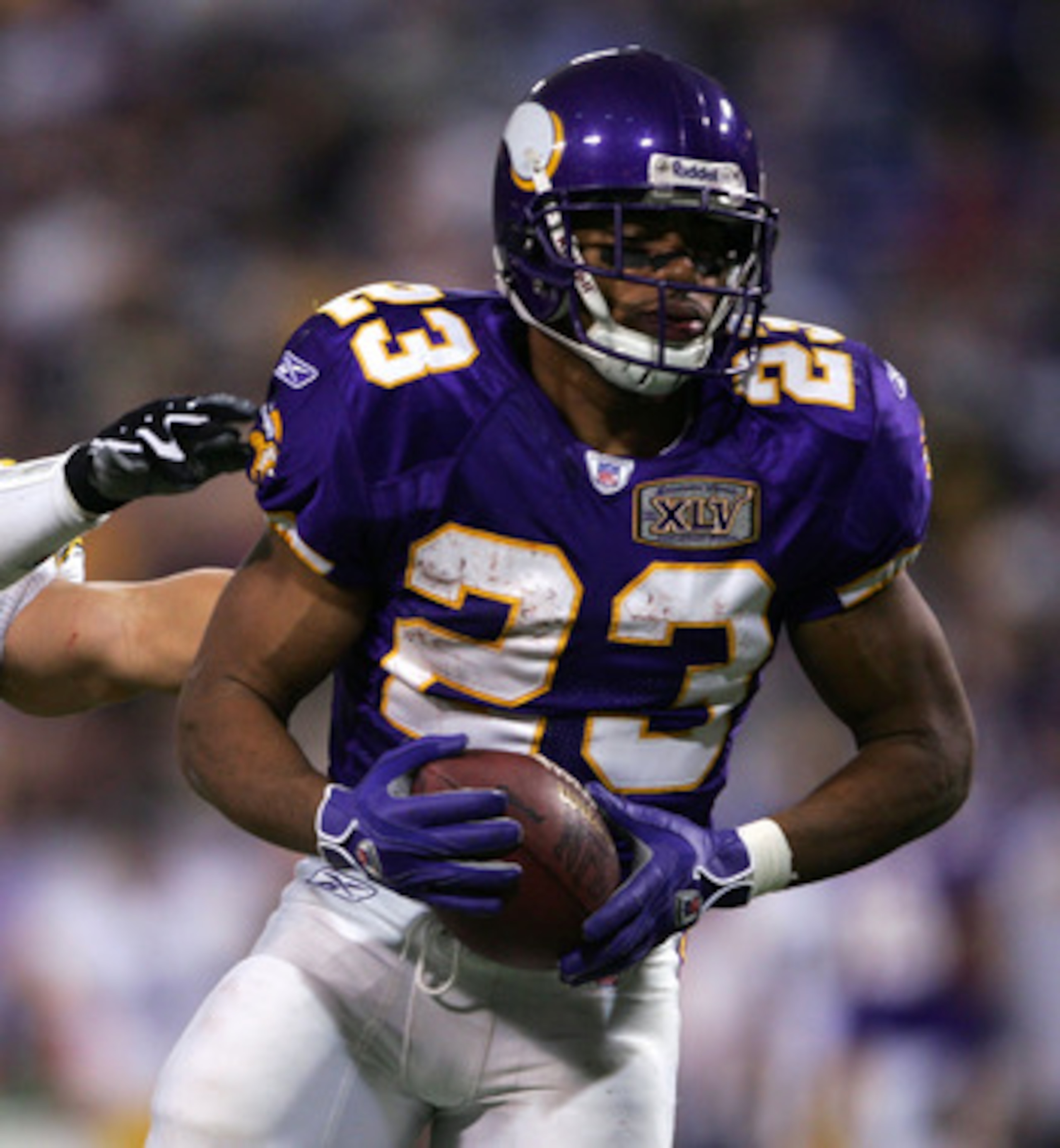 MINNEAPOLIS - DECEMBER 18: Michael Bennett #23 of the Minnesota Vikings is stopped by James Farrior #51 of the Pittsburgh Steelers on December 18, 2005 at the Hubert H.Humphrey Metrodome in Minneapolis, Minnesota. The Pittsburgh Steelers defeated the Minn MINNEAPOLIS - DECEMBER 18: Michael Bennett #23 of the Minnesota Vikings is stopped by James Farrior #51 of the Pittsburgh Steelers on December 18, 2005 at the Hubert H.Humphrey Metrodome in Minneapolis, Minnesota. The Pittsburgh Steelers defeated the Minn