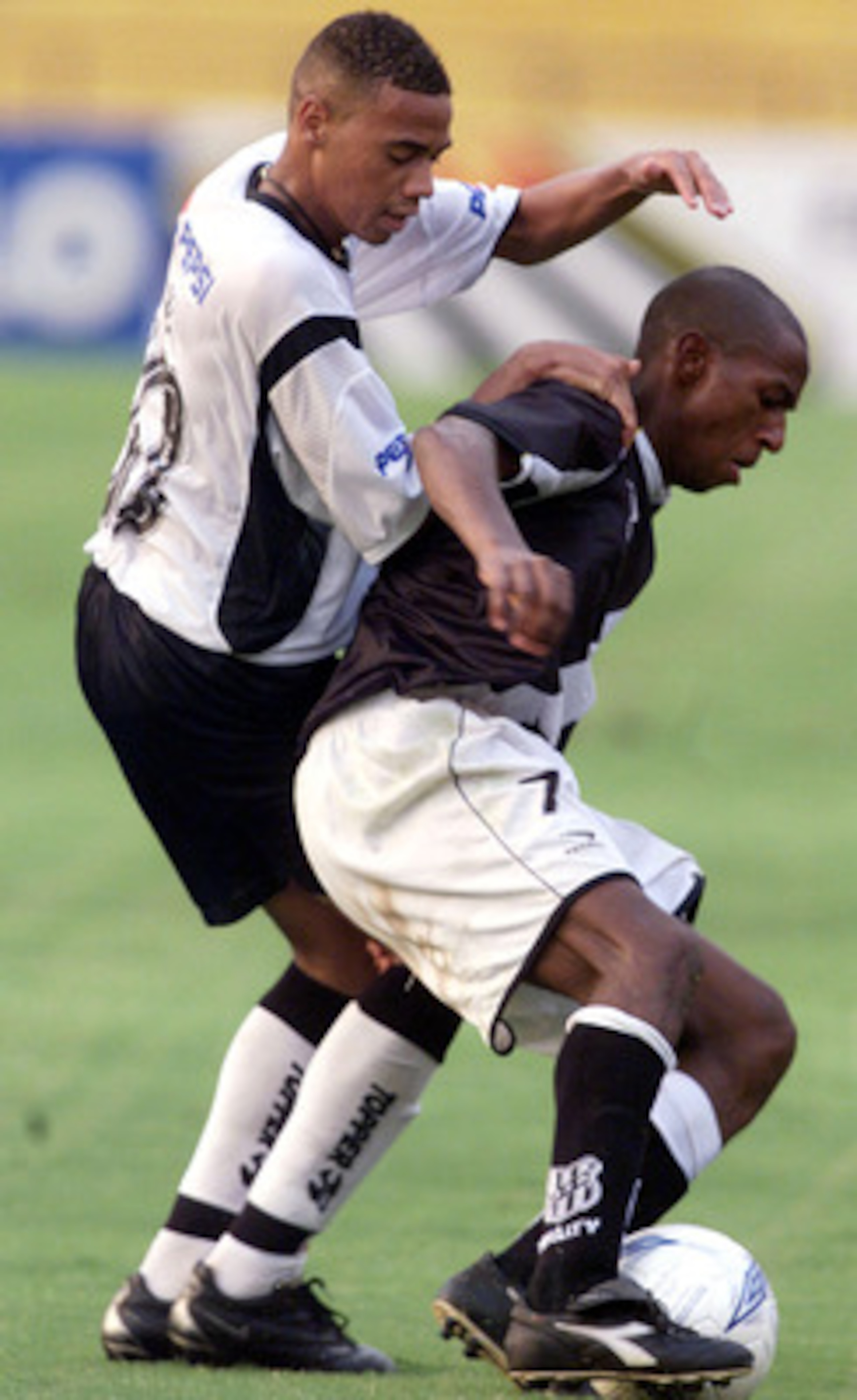16 Mar 2002:  Gil of Corinthians in action during the Rio-Sao Paulo Tournament match between Corinthians and Ponte Preta, played at the Morumbi Stadium, Sao Paulo.  DIGITAL IMAGE Mandatory Credit: Allsport UK/Getty Images