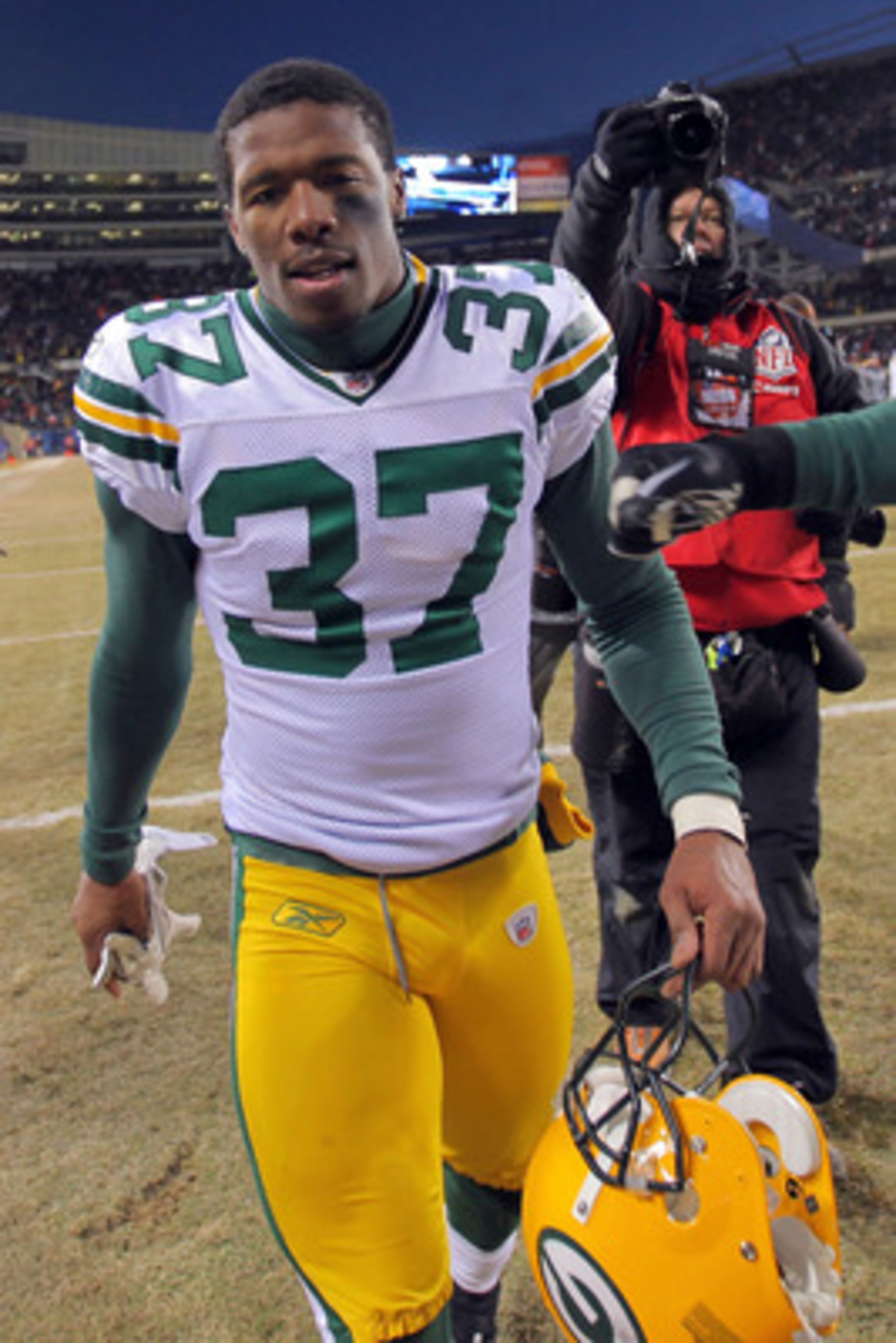CHICAGO, IL - JANUARY 23: Sam Shields #37 of the Green Bay Packers celebrates after the Packers 21-14 victory against the Chicago Bears in the NFC Championship Game at Soldier Field on January 23, 2011 in Chicago, Illinois. (Photo by Doug Pensinger/Gett CHICAGO, IL - JANUARY 23: Sam Shields #37 of the Green Bay Packers celebrates after the Packers 21-14 victory against the Chicago Bears in the NFC Championship Game at Soldier Field on January 23, 2011 in Chicago, Illinois. (Photo by Doug Pensinger/Gett