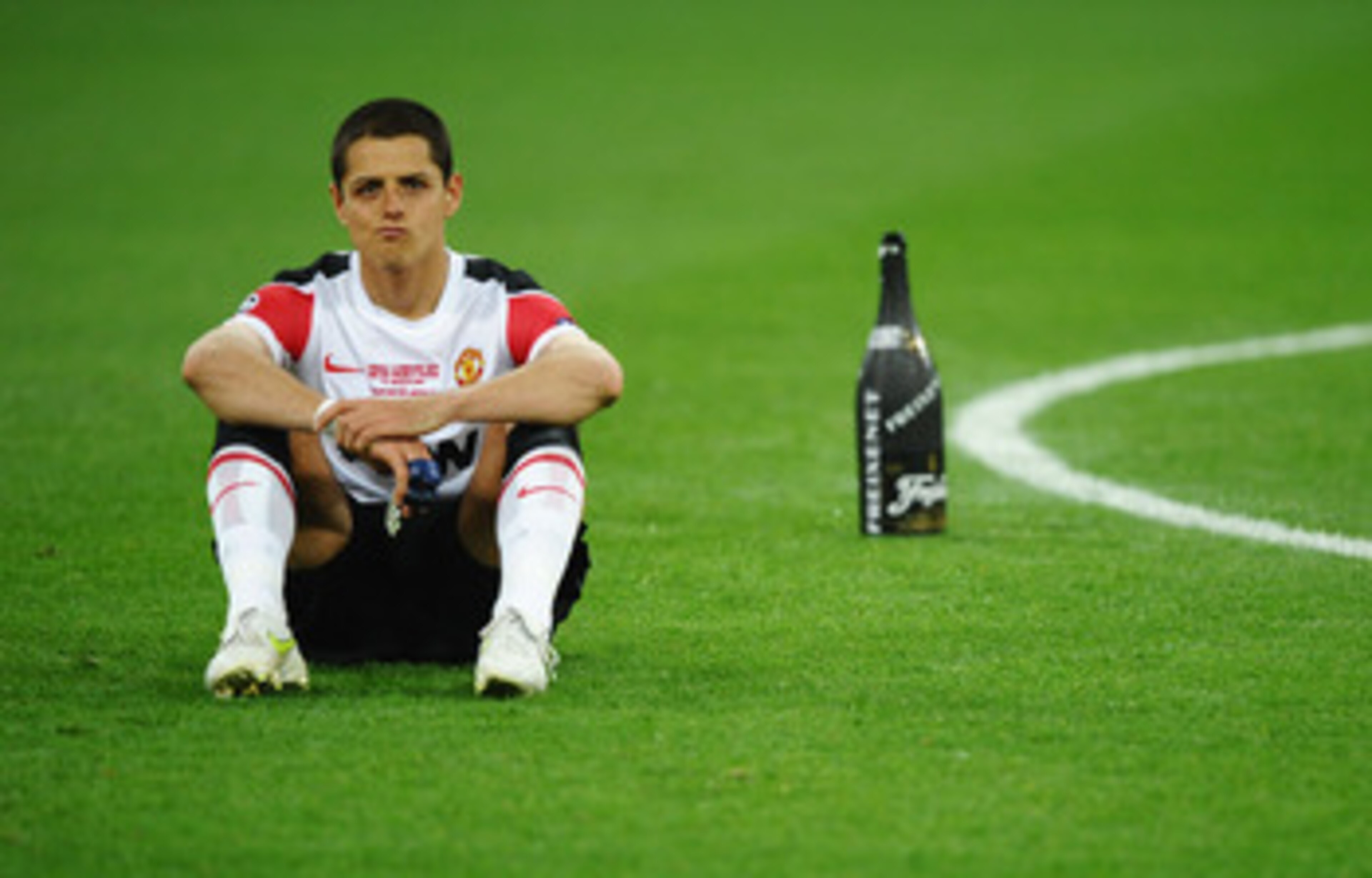 LONDON, ENGLAND - MAY 28: Javier Hernandez of Manchester United shows his dejection after the UEFA Champions League final between FC Barcelona and Manchester United FC at Wembley Stadium on May 28, 2011 in London, England. (Photo by Laurence Griffiths/G LONDON, ENGLAND - MAY 28: Javier Hernandez of Manchester United shows his dejection after the UEFA Champions League final between FC Barcelona and Manchester United FC at Wembley Stadium on May 28, 2011 in London, England. (Photo by Laurence Griffiths/G