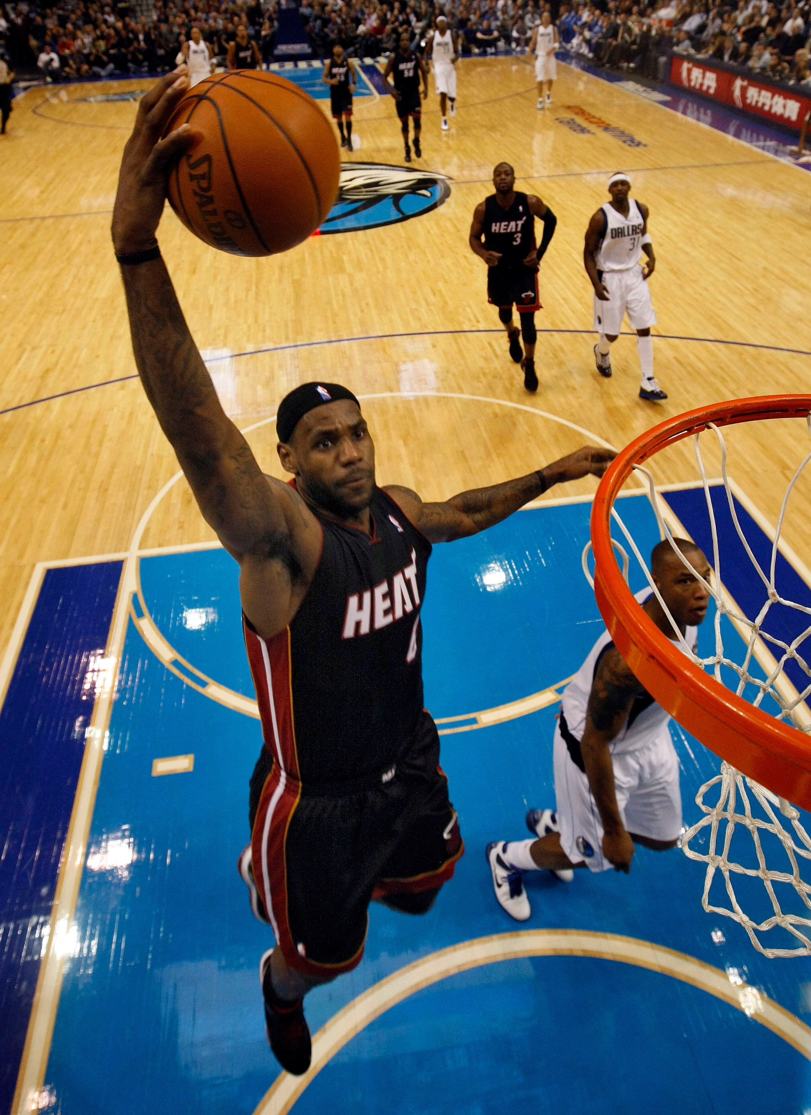 DALLAS - NOVEMBER 27: LeBron James #6 of the Miami Heat dunks on Caron Butler #4 of the Dallas Mavericks on November 27, 2010 at the American Airlines Center in Dallas, Texas. NOTE TO USER: User expressly acknowledges and agrees that, by downloading and o DALLAS - NOVEMBER 27: LeBron James #6 of the Miami Heat dunks on Caron Butler #4 of the Dallas Mavericks on November 27, 2010 at the American Airlines Center in Dallas, Texas. NOTE TO USER: User expressly acknowledges and agrees that, by downloading and o