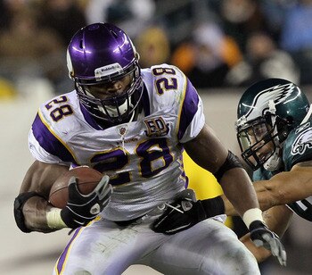 PHILADELPHIA, PA - DECEMBER 28:  Adrian Peterson #28 of the Minnesota Vikings runs against the Philadelphia Eagles at Lincoln Financial Field on December 26, 2010 in Philadelphia, Pennsylvania.  (Photo by Jim McIsaac/Getty Images)