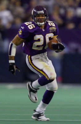 06 Jan 2001:  Running back Robert Smith #26 of the Minnesota Vikings runs against the New Orleans Saints at the Metrodome in Minneapolis, Minnesota.   The Vikings won 34-16 to advance to the NFC Championship.  < DIGITAL IMAGE> Mandatory Credit: Brian Bahr