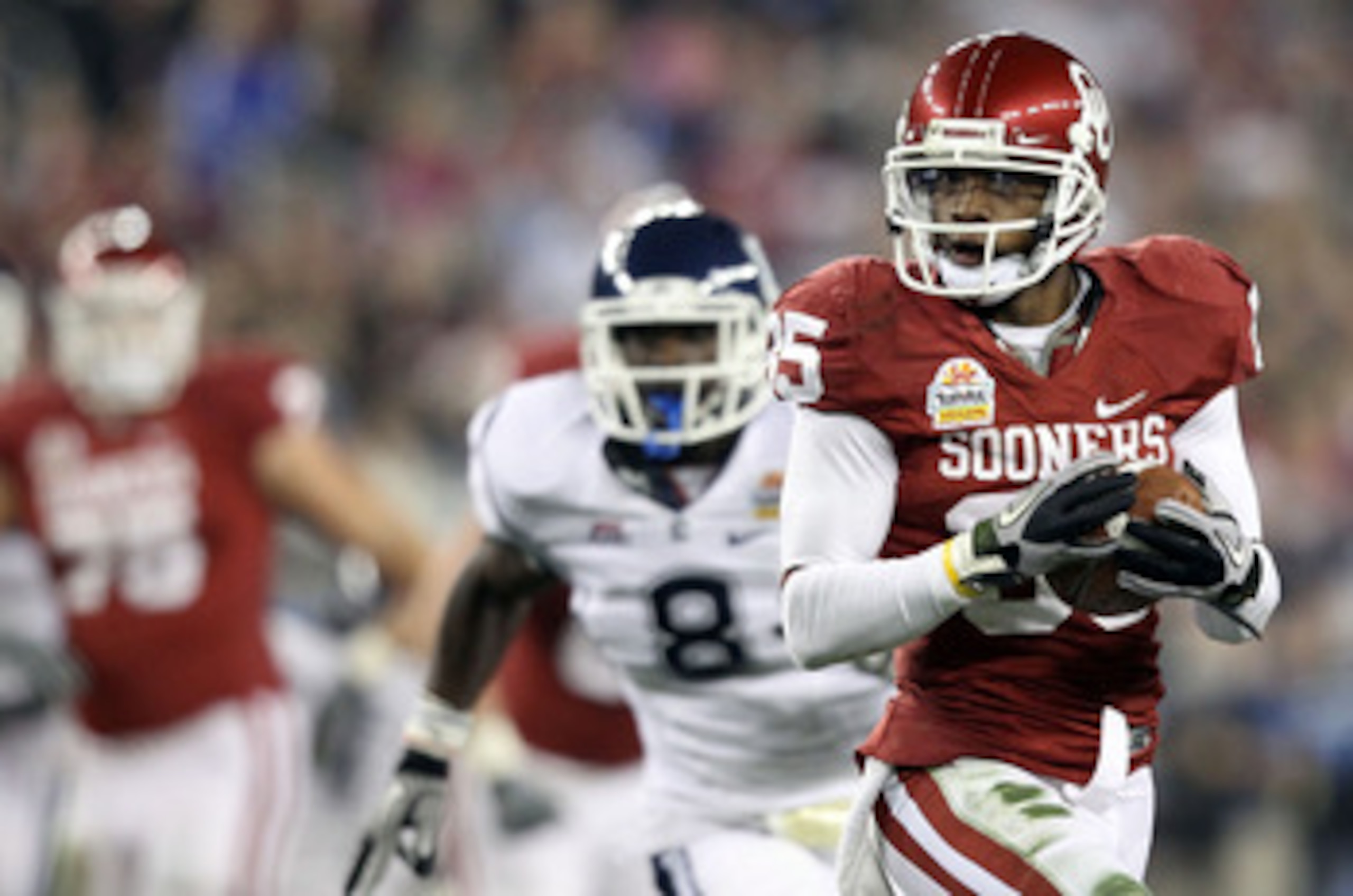 GLENDALE, AZ - JANUARY 01:  Ryan Broyles #85 of the Oklahoma Sooners of the Oklahoma Sooners runs after a catch for 39-yards against Connecticut Huskies during the Tostitos Fiesta Bowl at the Universtity of Phoenix Stadium on January 1, 2011 in Glendale, 