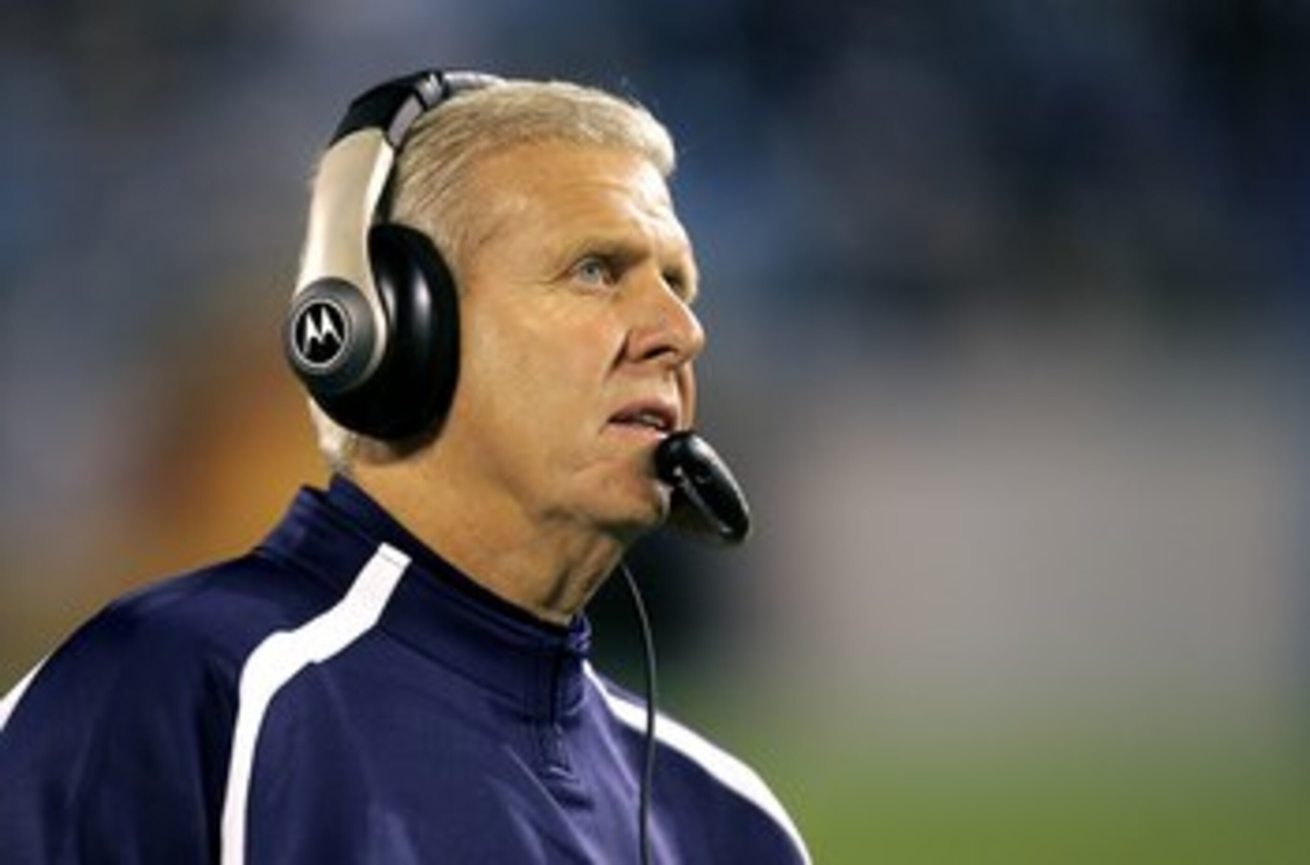 CHARLOTTE, NC - OCTOBER 29:  Head coach Bill Parcells of the Dallas Cowboys watches on during their game against the Carolina Panthers on October 29, 2006 at Bank of America Stadium in Charlotte, North Carolina.  (Photo By Streeter Lecka/Getty Images)