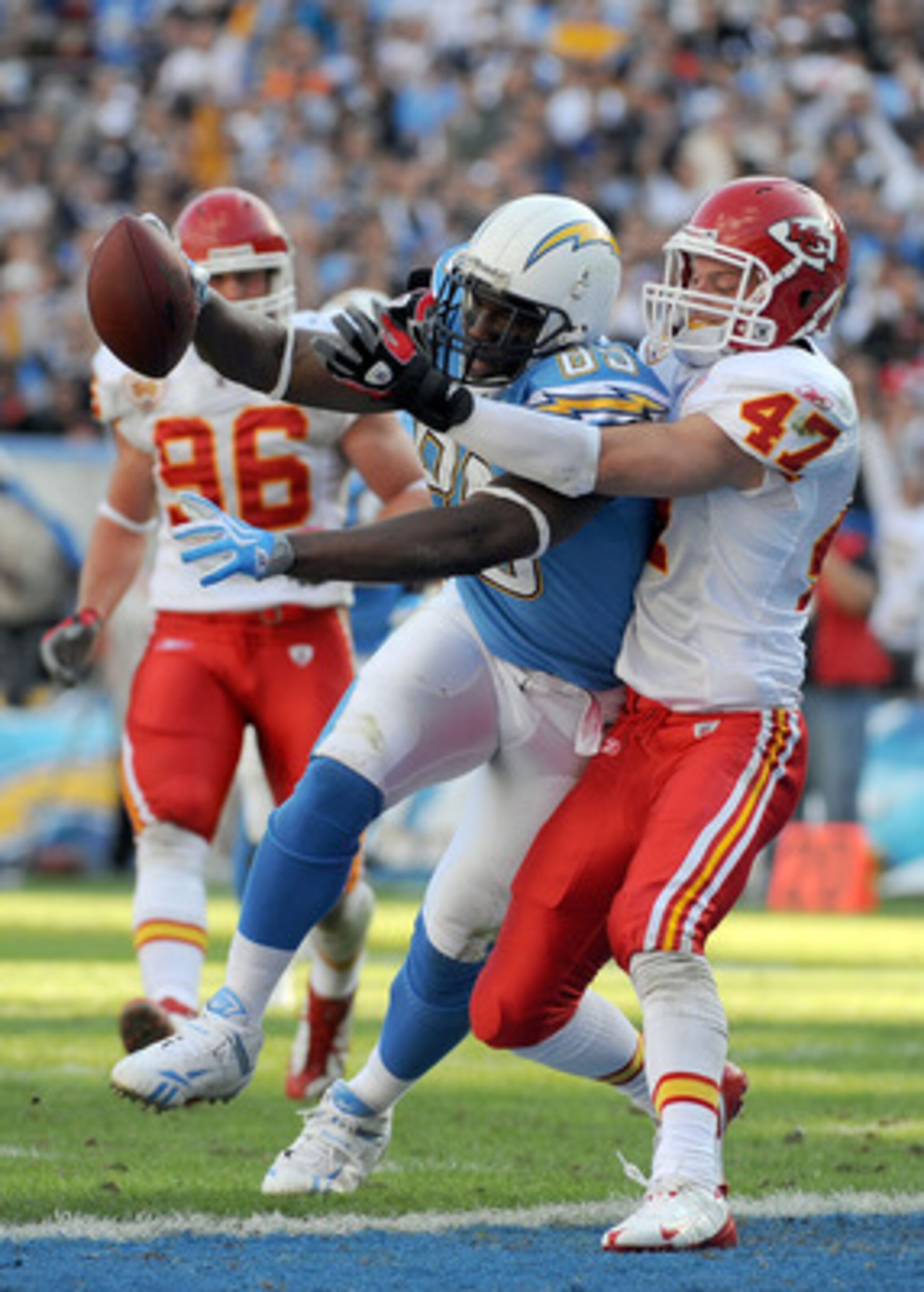 SAN DIEGO - NOVEMBER 29:  Antonio Gates #85 of the San Diego Chargers scores his second touchdown of the game in front of Jon McGraw #47 of the Kansas City Chiefs during the second quarter at Qualcomm Stadium on November 29, 2009 in San Diego, California.