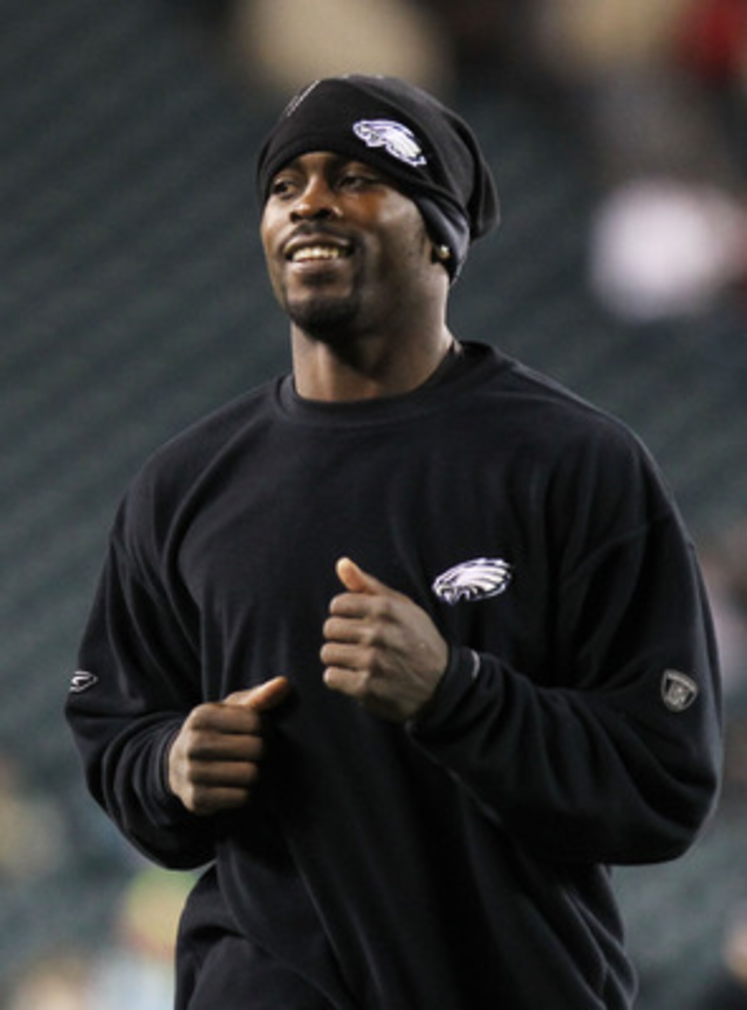 PHILADELPHIA, PA - NOVEMBER 21:  Michael Vick #7 of the Philadelphia Eagles looks on before playing against the New York Giants at Lincoln Financial Field on November 21, 2010 in Philadelphia, Pennsylvania.  (Photo by Nick Laham/Getty Images)