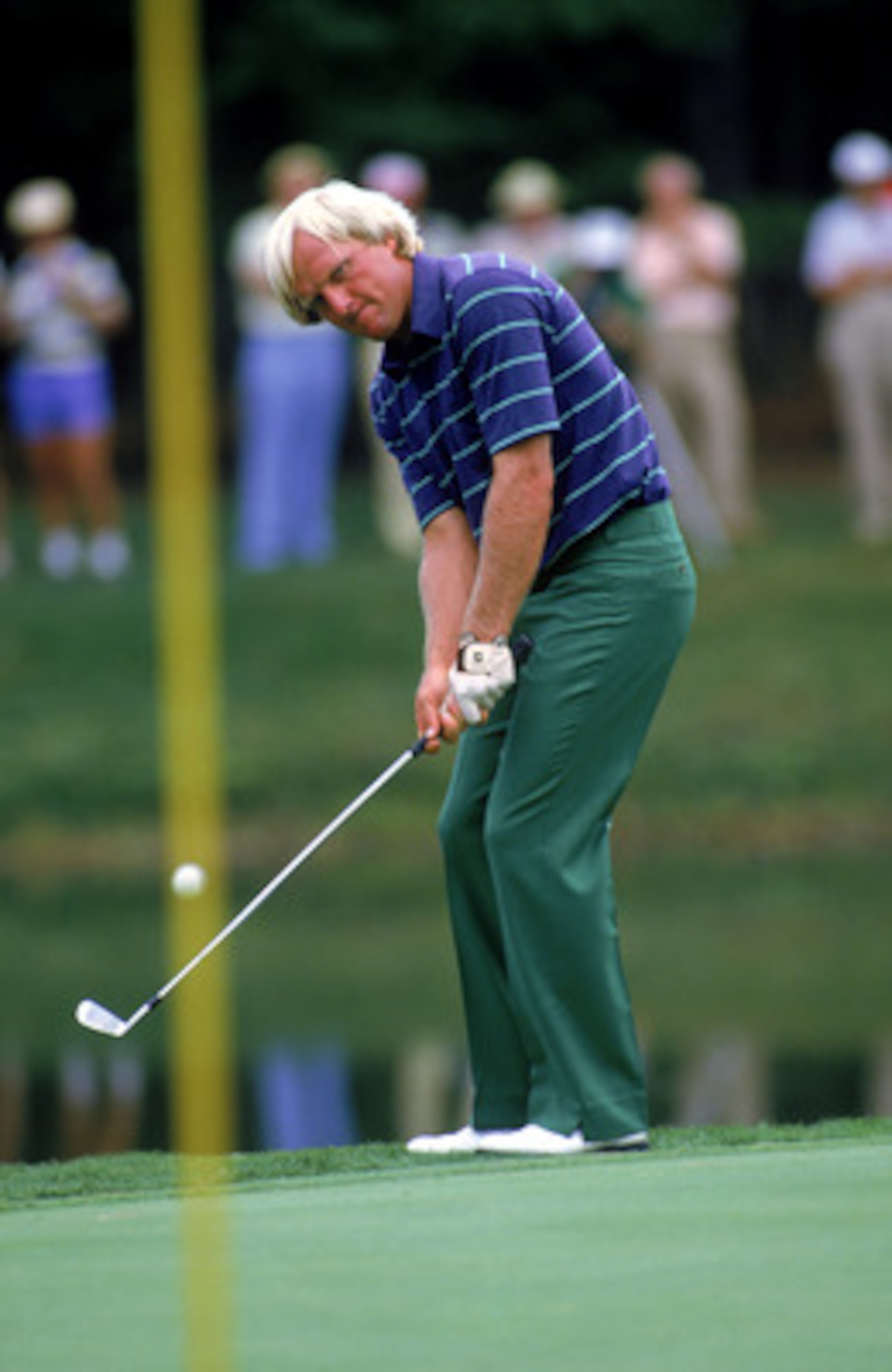 1984:  Greg Norman chips the ball during a 1984 PGA game.  (Photo by David Cannon/Getty Images)
