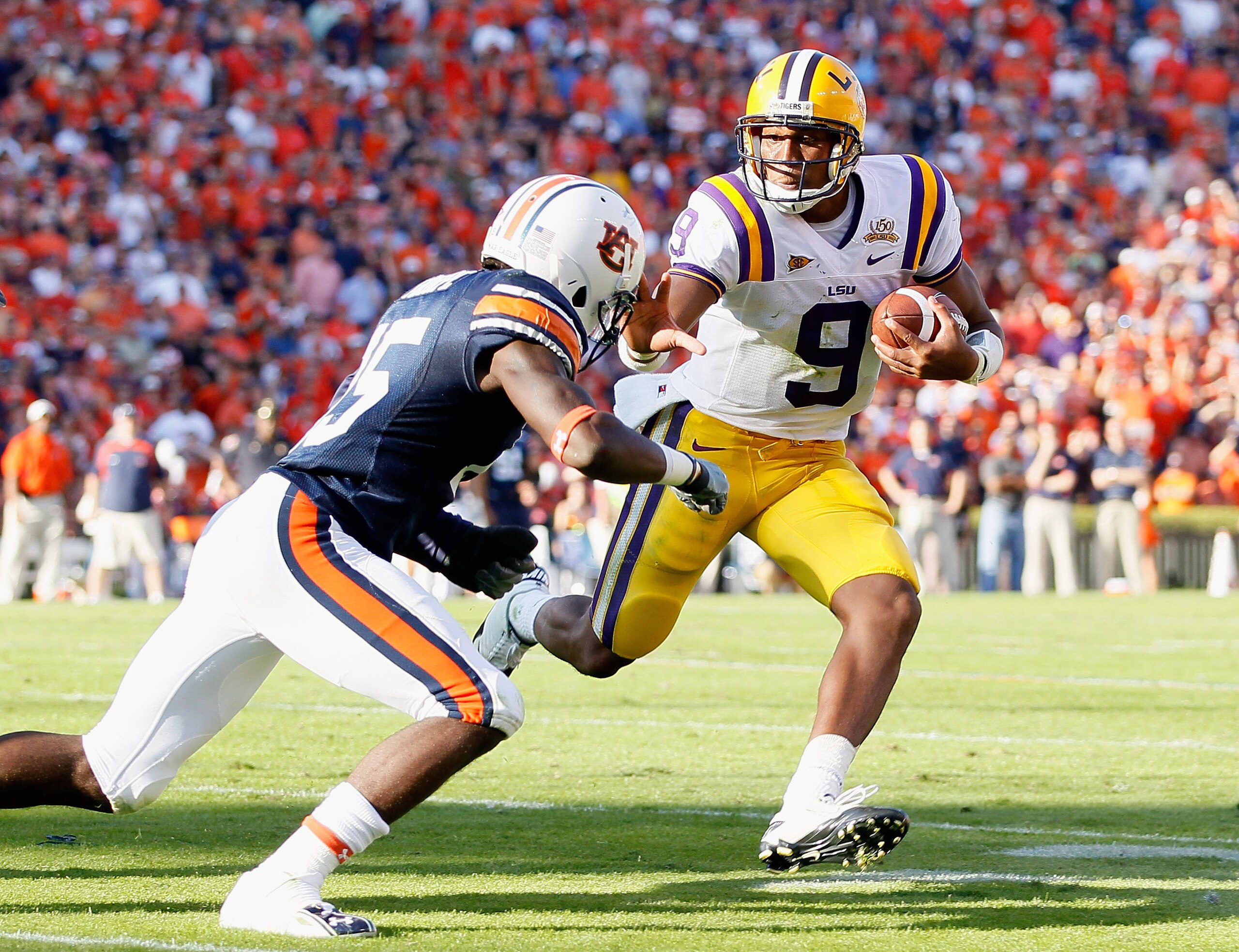AUBURN, AL - OCTOBER 23:  Quarterback Jordan Jefferson #9 of the LSU Tigers breaks a tackle by Neiko Thorpe #15 of the Auburn Tigers at Jordan-Hare Stadium on October 23, 2010 in Auburn, Alabama.  (Photo by Kevin C. Cox/Getty Images)