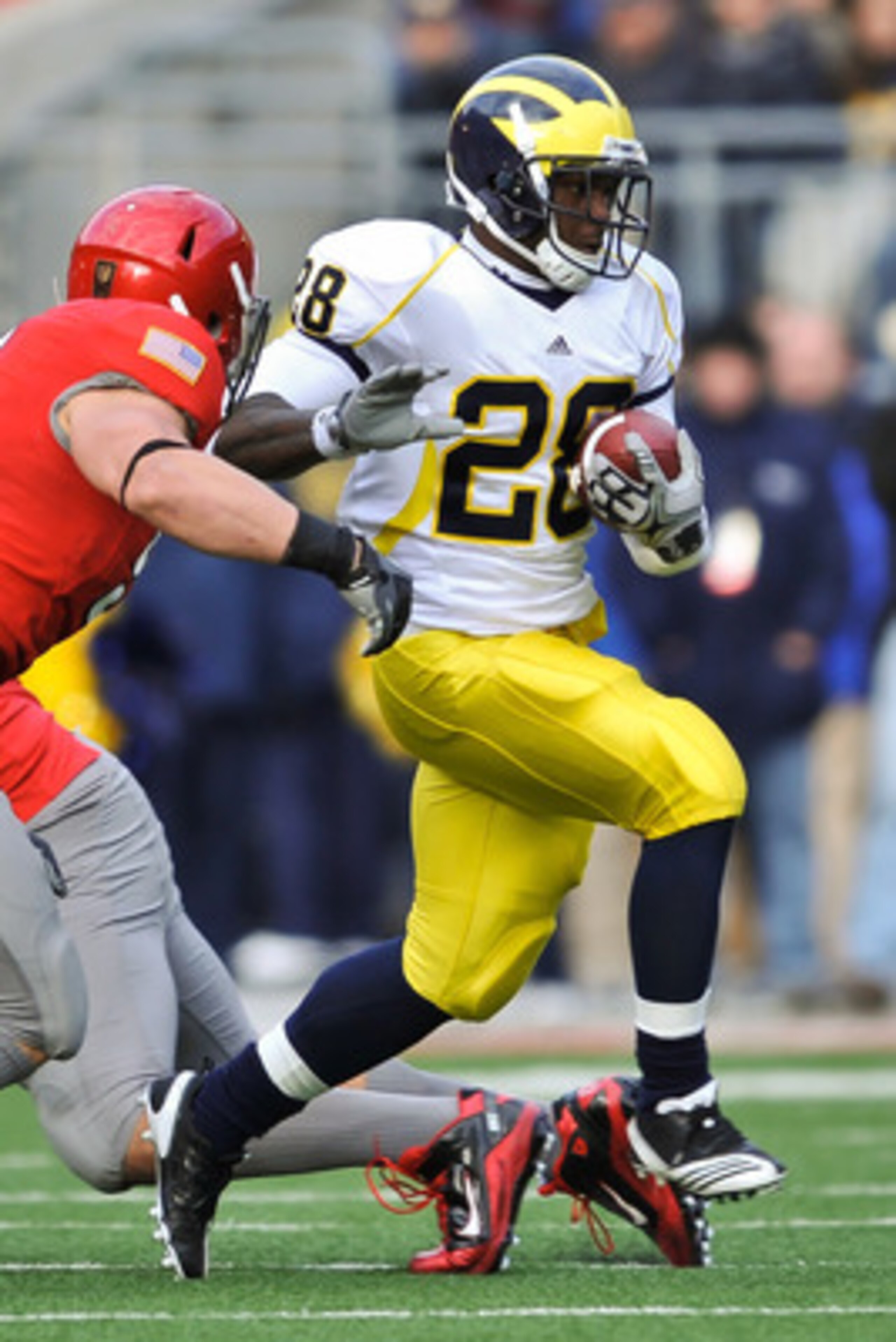 COLUMBUS, OH - NOVEMBER 27:  Fitzgerald Toussaint #28 of the Michigan Wolverines runs with the ball against the Ohio State Buckeyes at Ohio Stadium on November 27, 2010 in Columbus, Ohio.  (Photo by Jamie Sabau/Getty Images)