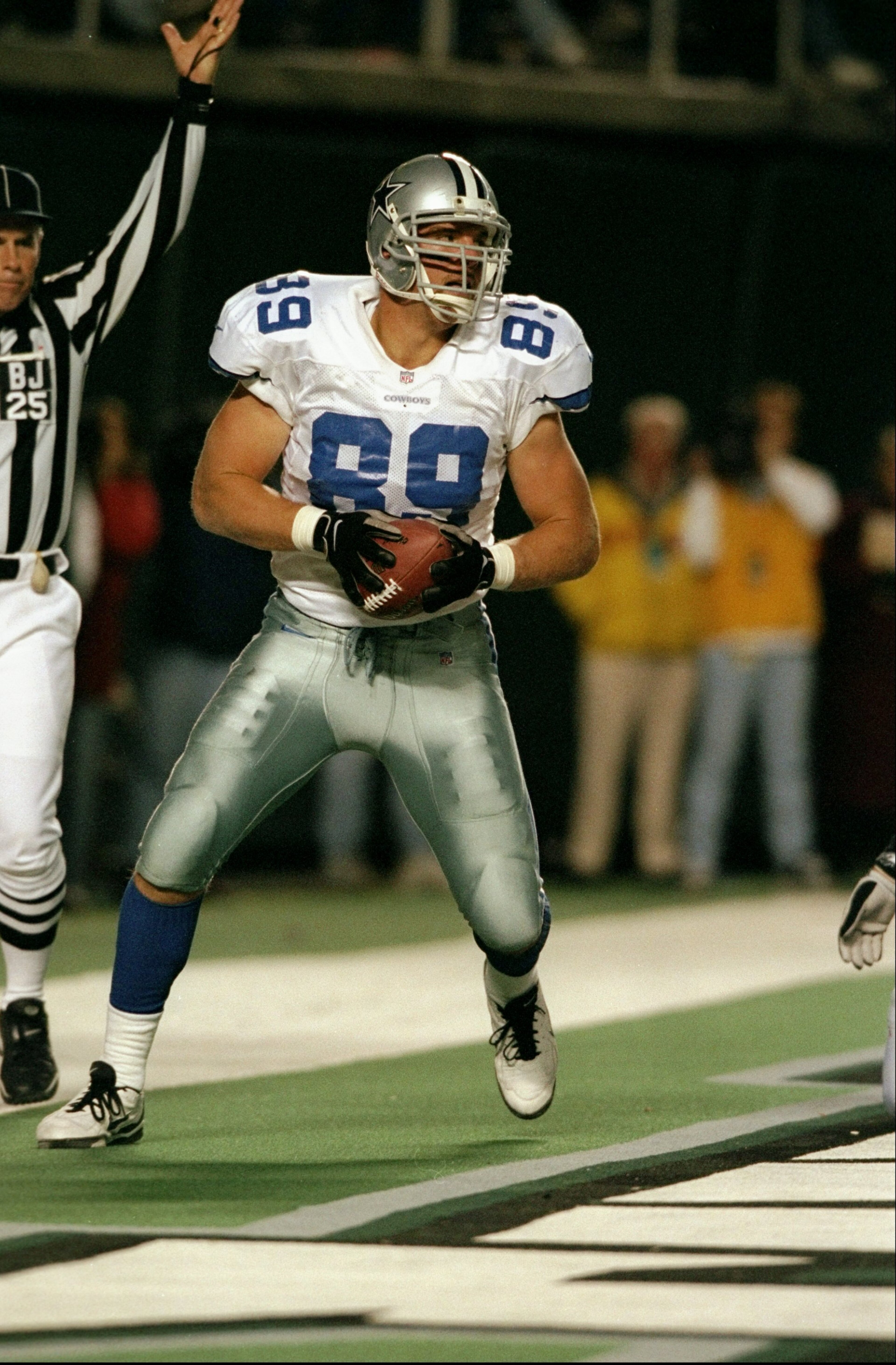 2 Nov 1998: Tight end David LaFleur #89 of the Dallas Cowboys runs the ball into the end zone for a touchdown during the game against the Philadelphia Eagles at the Veterans Stadium in Philadelphia, Pennsylvania. The Cowboys defeated the Eagles 34-0.