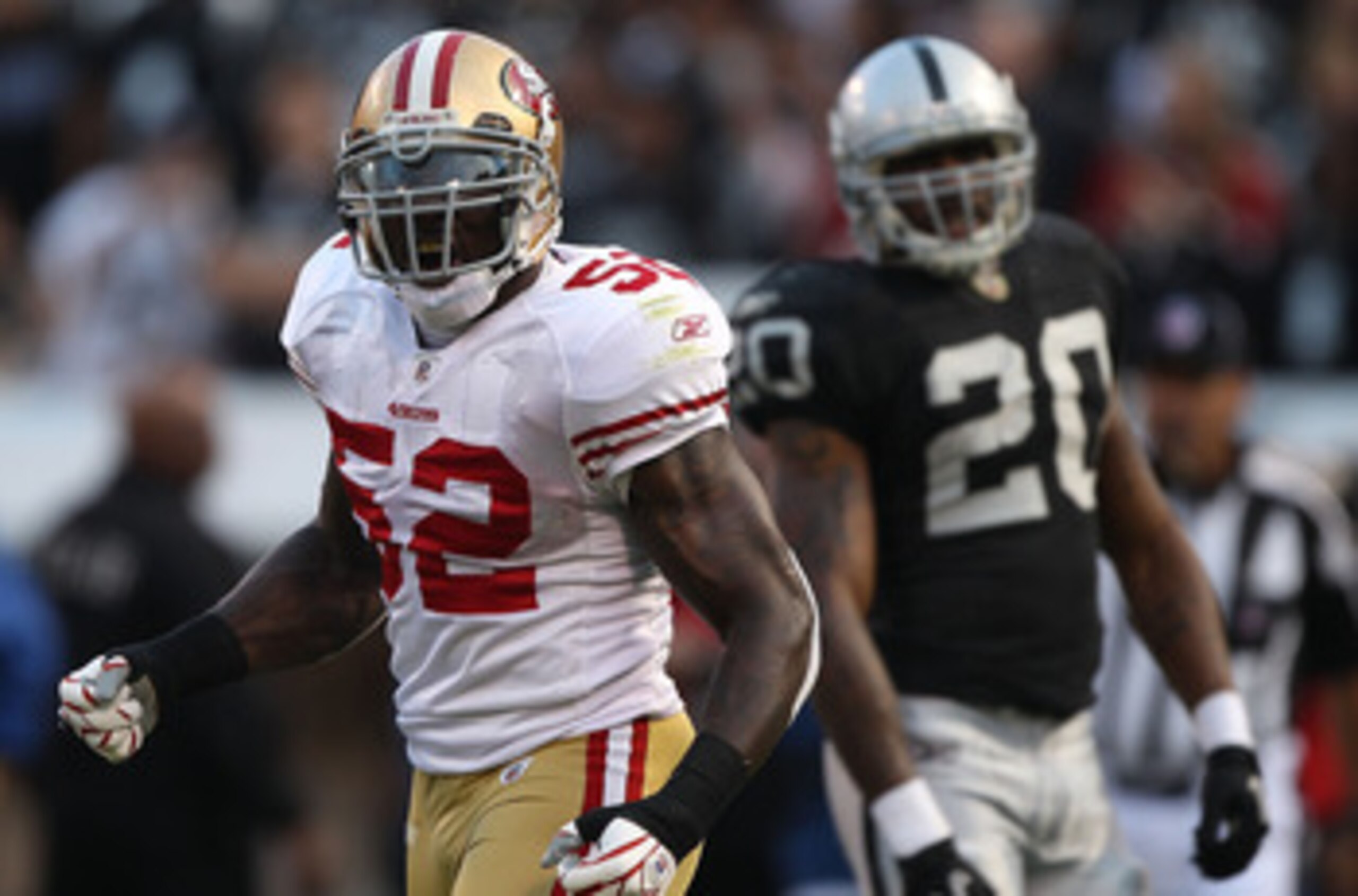 OAKLAND, CA - AUGUST 28: Patrick Willis #52 of the San Francisco 49ers celebrates after stopping Darren McFadden #20 of the Oakland Raiders for a loss during an NFL preseason game at Oakland-Alameda County Coliseum on August 28, 2010 in Oakland, Californi