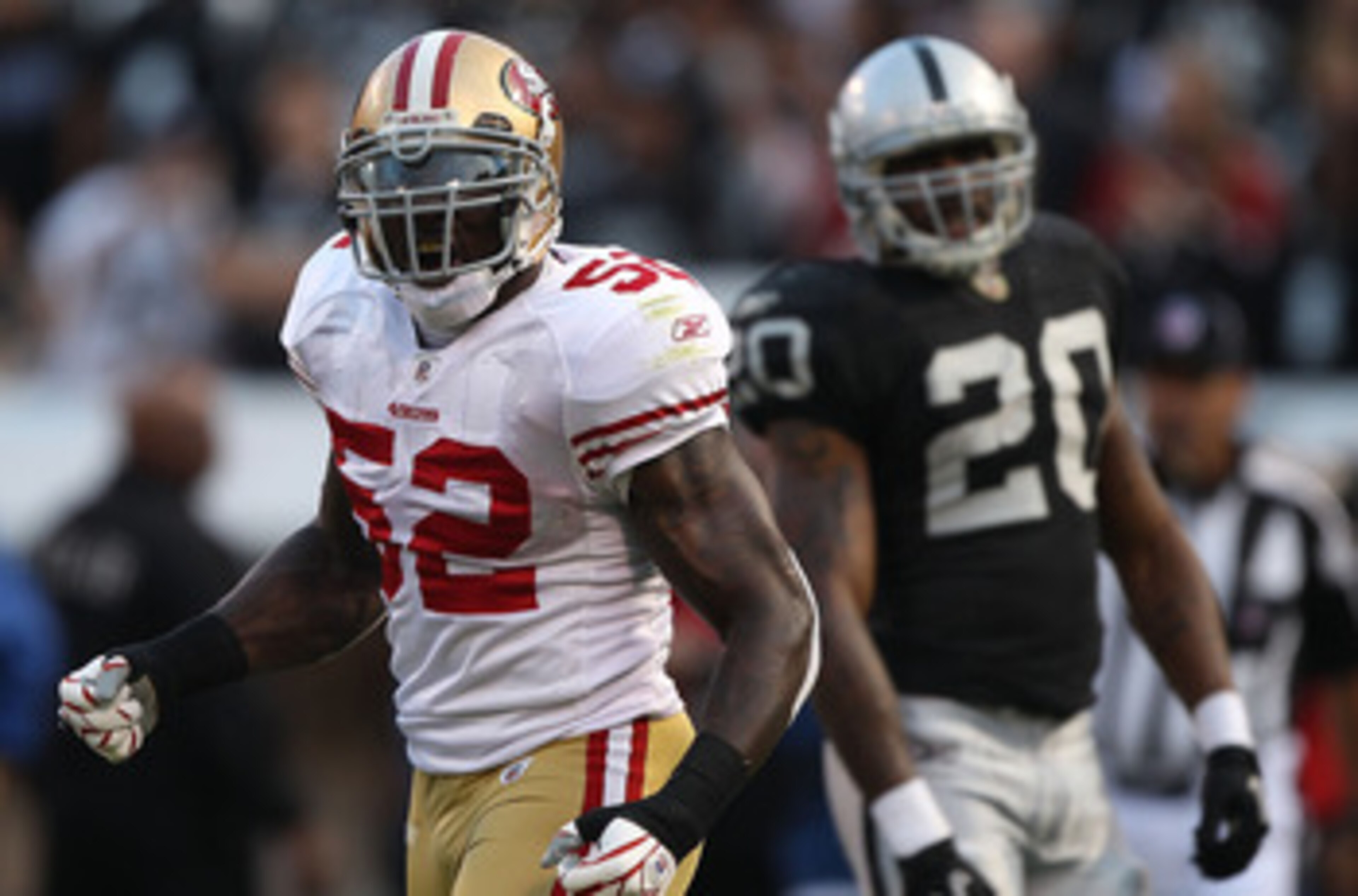 OAKLAND, CA - AUGUST 28: Patrick Willis #52 of the San Francisco 49ers celebrates after stopping Darren McFadden #20 of the Oakland Raiders for a loss during an NFL preseason game at Oakland-Alameda County Coliseum on August 28, 2010 in Oakland, Californi