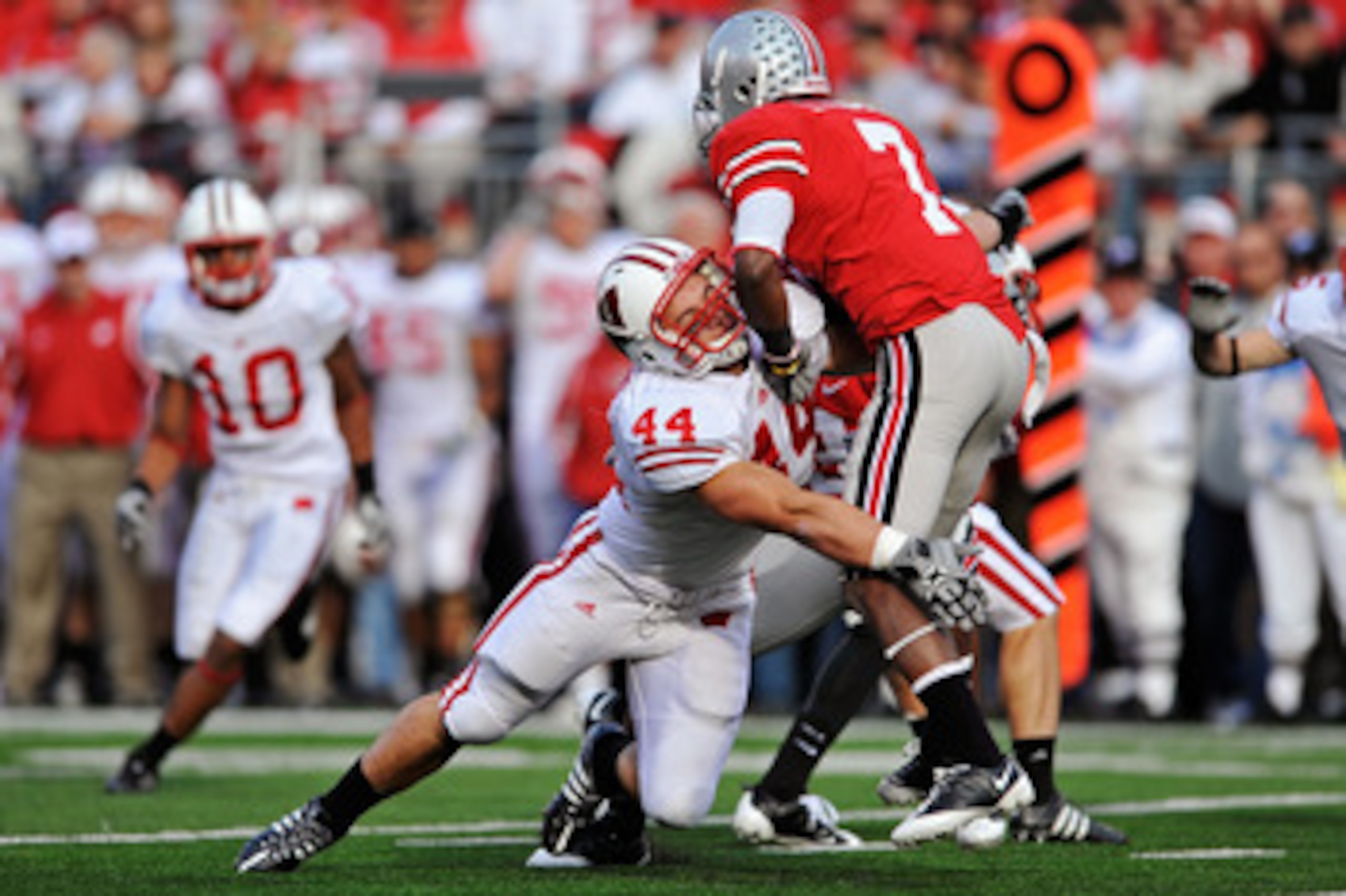 COLUMBUS, OH - OCTOBER 10:  Chris Borland #44 of the Wisconsin Badgers stops Lamaar Thomas #7 of the Ohio State Buckeyes at Ohio Stadium on October 10, 2009 in Columbus, Ohio.  (Photo by Jamie Sabau/Getty Images)