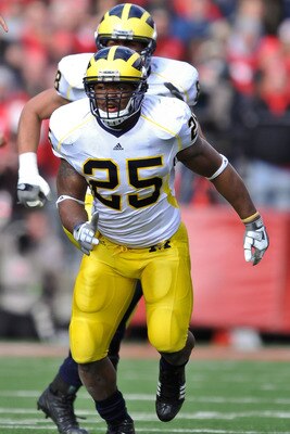 COLUMBUS, OH - NOVEMBER 27:  LInebacker Kenny Demens chases down the ballcarrier against the Ohio State Buckeyes at Ohio Stadium on November 27, 2010 in Columbus, Ohio.  (Photo by Jamie Sabau/Getty Images)