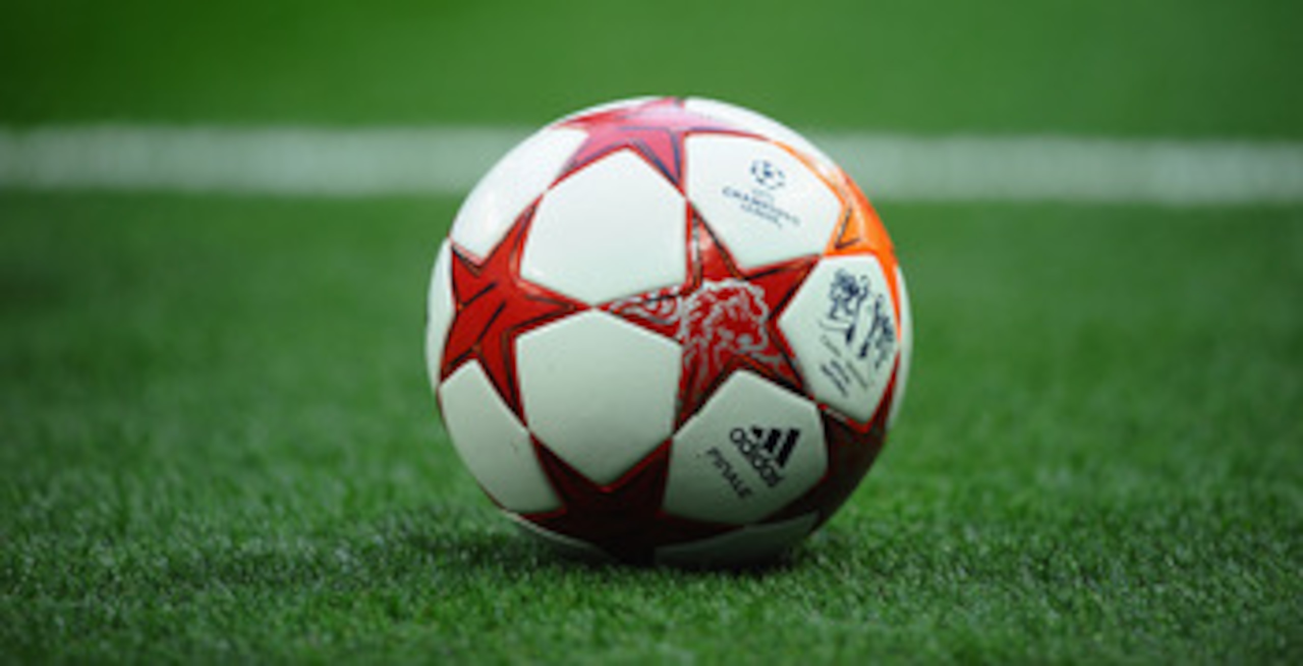 LONDON, ENGLAND - MAY 28:  The match ball sits on the turf during the UEFA Champions League final between FC Barcelona and Manchester United FC at Wembley Stadium on May 28, 2011 in London, England.  (Photo by Laurence Griffiths/Getty Images)