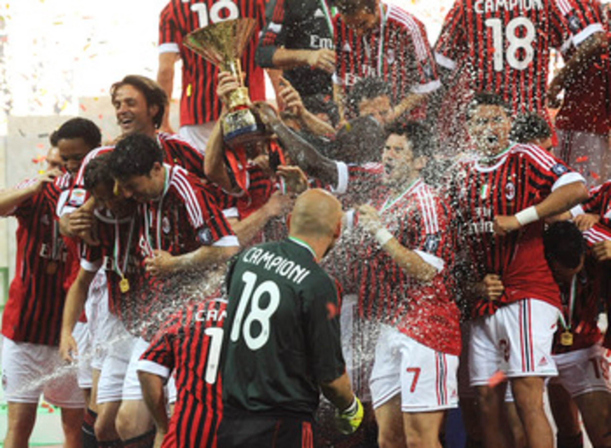 MILAN, ITALY - MAY 14:  Players of Milan celebrate winning the Italian Serie A championship after the Serie A match between AC Milan and Cagliari Calcio at Stadio Giuseppe Meazza on May 14, 2011 in Milan, Italy.  (Photo by Dino Panato/Getty Images)