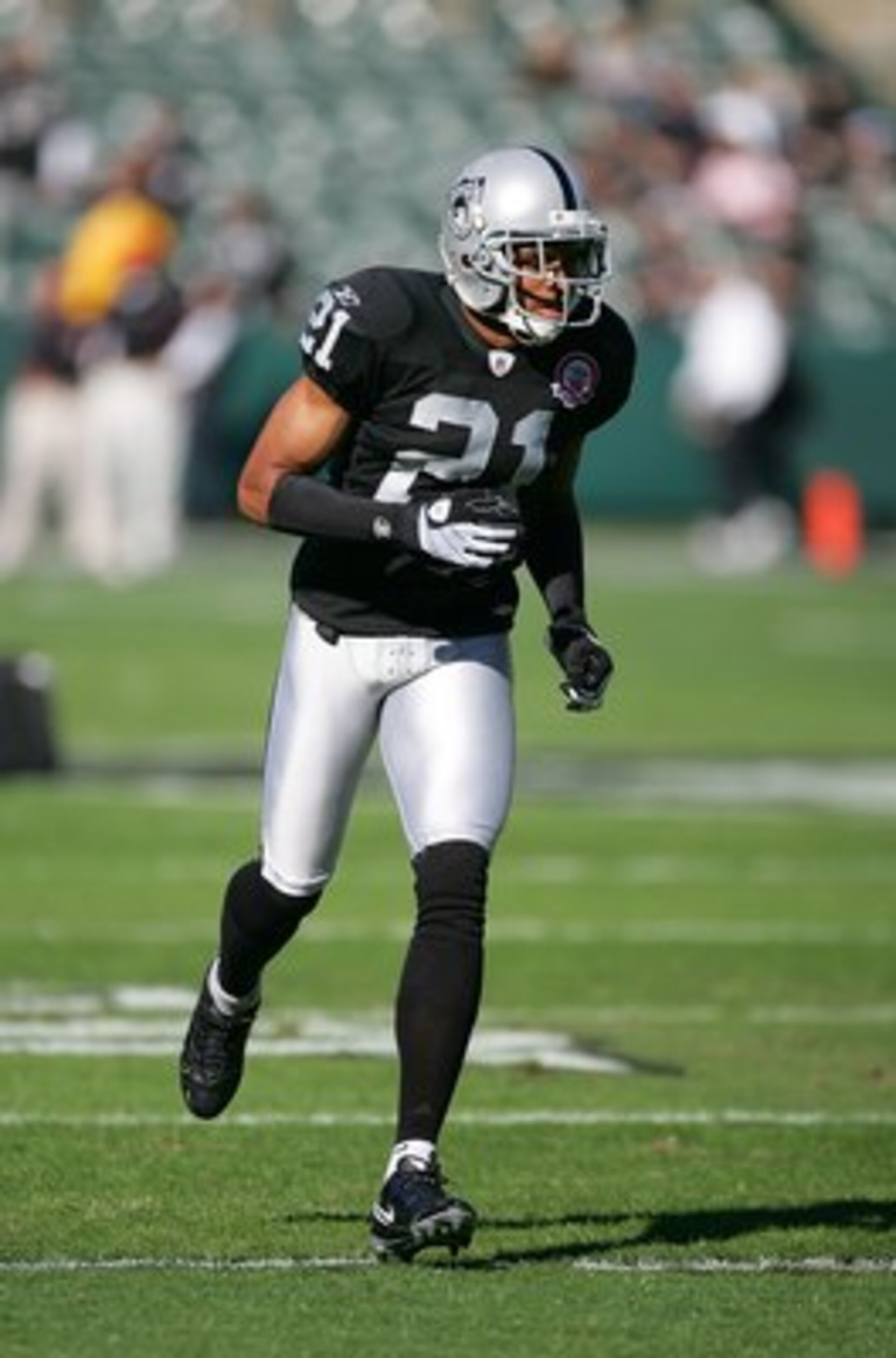 OAKLAND, CA - NOVEMBER 15:  Nnamdi Asomugha #21 of the Oakland Raiders warms up before their game against the Kansas City Chiefs at Oakland-Alameda County Coliseum on November 15, 2009 in Oakland, California.  (Photo by Ezra Shaw/Getty Images)