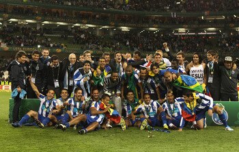 DUBLIN, IRELAND - MAY 18:  FC Porto players pose with the Europa league trophy during the UEFA Europa League Final between FC Porto and SC Braga at Dublin Arena on May 18, 2011 in Dublin, Ireland.  (Photo by Scott Heavey/Getty Images)