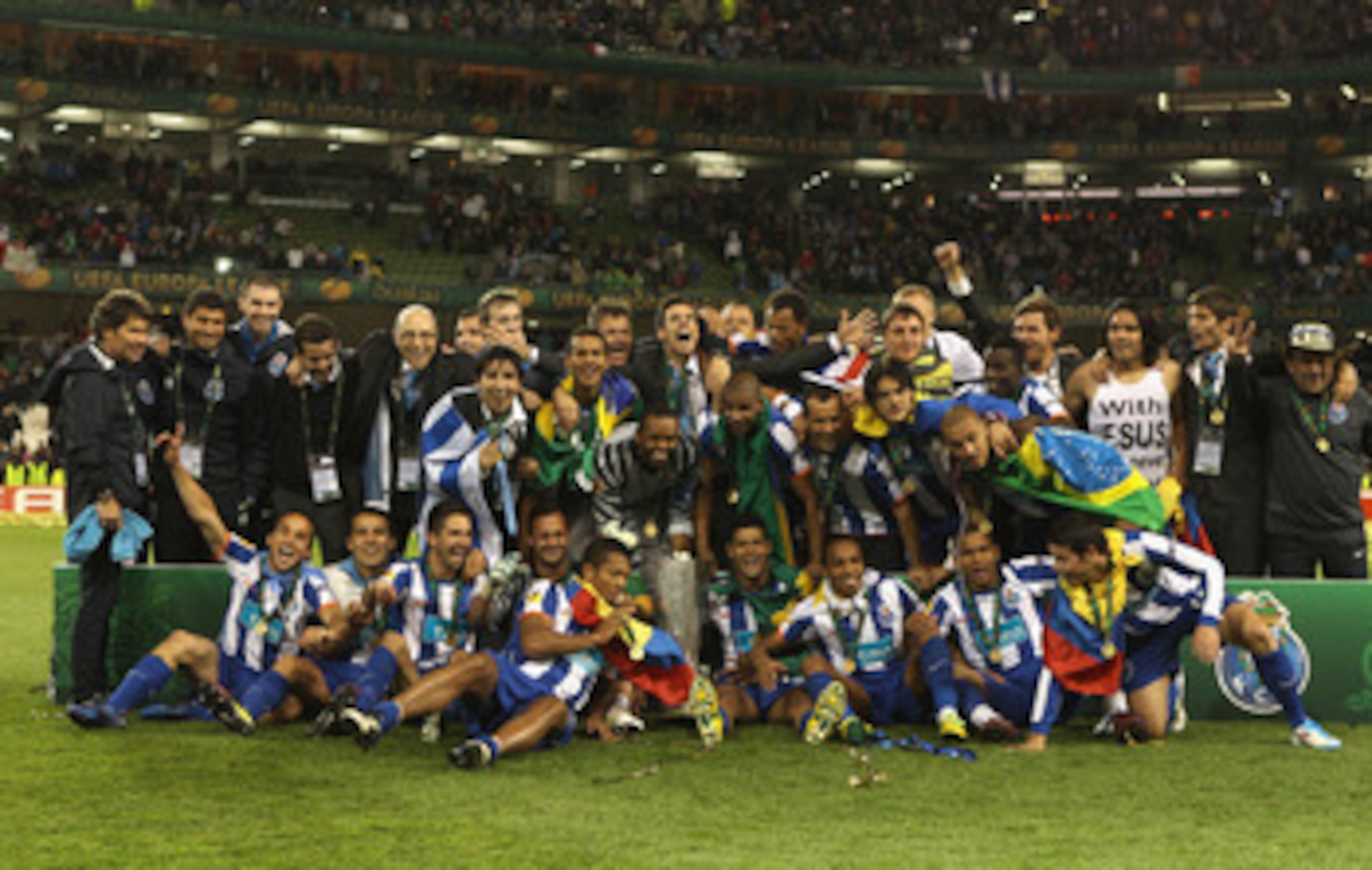 DUBLIN, IRELAND - MAY 18:  FC Porto players pose with the Europa league trophy during the UEFA Europa League Final between FC Porto and SC Braga at Dublin Arena on May 18, 2011 in Dublin, Ireland.  (Photo by Scott Heavey/Getty Images)