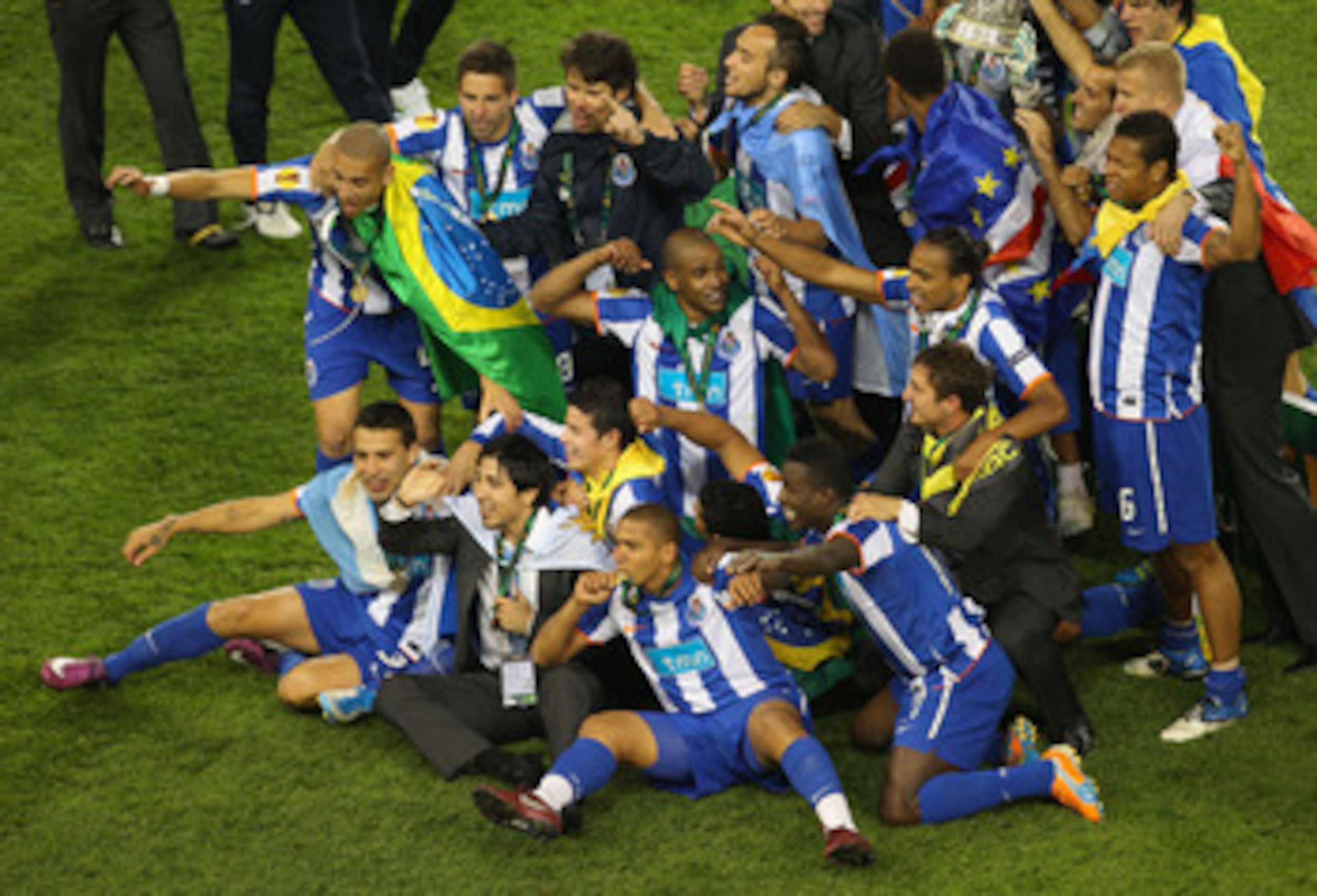 DUBLIN, IRELAND - MAY 18:  FC Porto players celebrate with the trophy uring the UEFA Europa League Final between FC Porto and SC Braga at Dublin Arena on May 18, 2011 in Dublin, Ireland.  (Photo by Julian Finney/Getty Images)