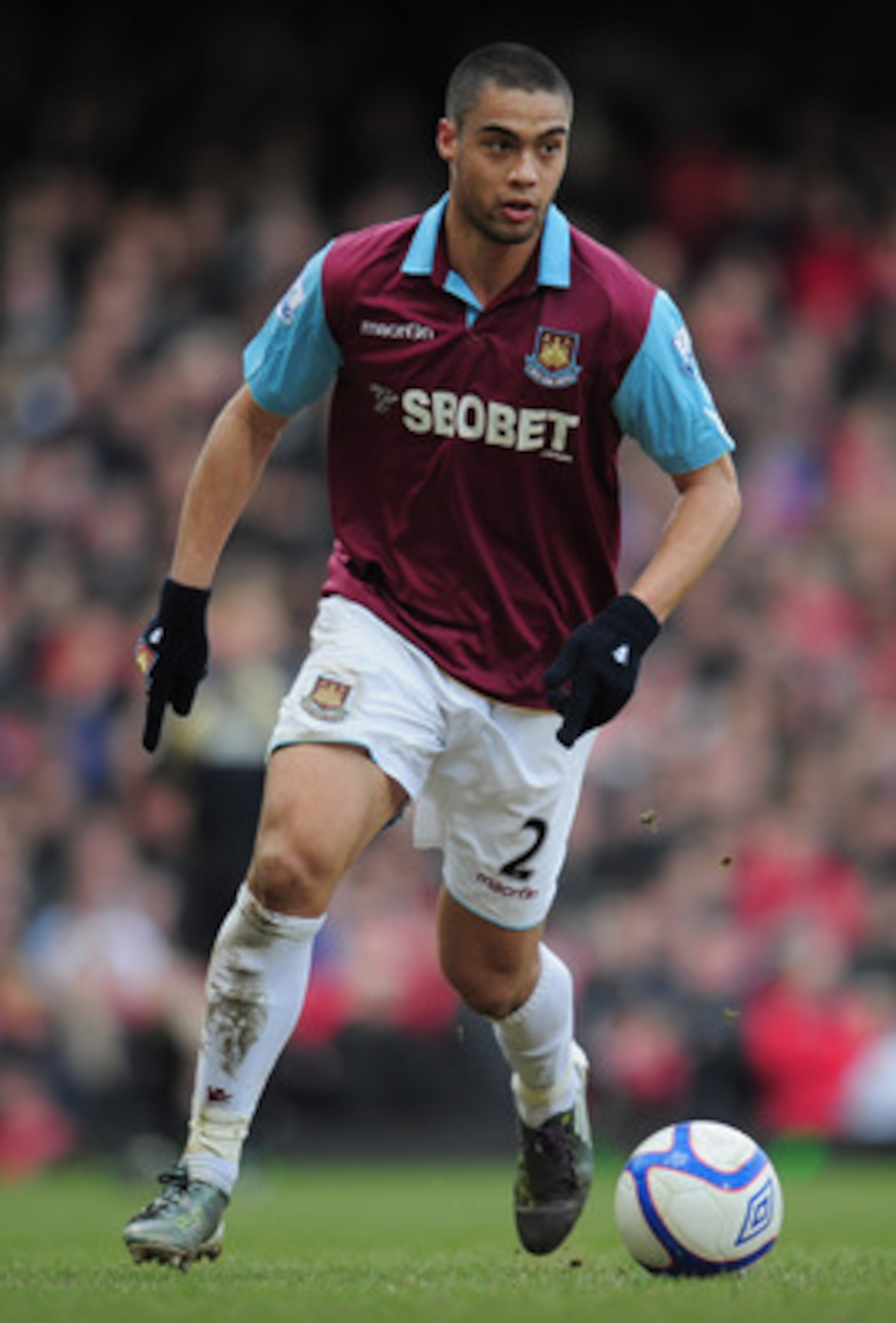 LONDON, ENGLAND - JANUARY 30:  Winston Reid of West Ham United runs with the ball during the FA Cup sponsored by E.O.N 4th Round match between West Ham United and Nottingham Forest at the Boleyn Ground on January 30, 2011 in London, England.  (Photo by Sh