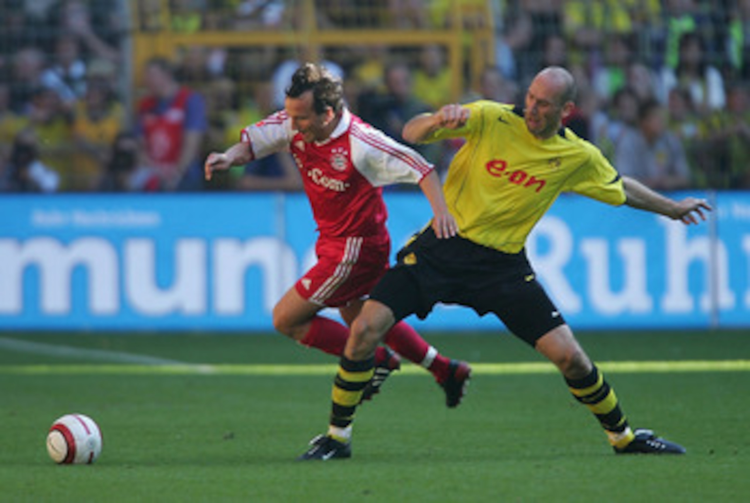 DORTMUND, GERMANY - SEPTEMBER 18:  Jen Jeremies of Munich in action against Jan Koller of Dortmund during The Bundesliga match between Borussia Dortmund and Bayern Munich at The Westfallen Stadium on September 18, 2004 in Dortmund, Germany.  (Photo by Stu