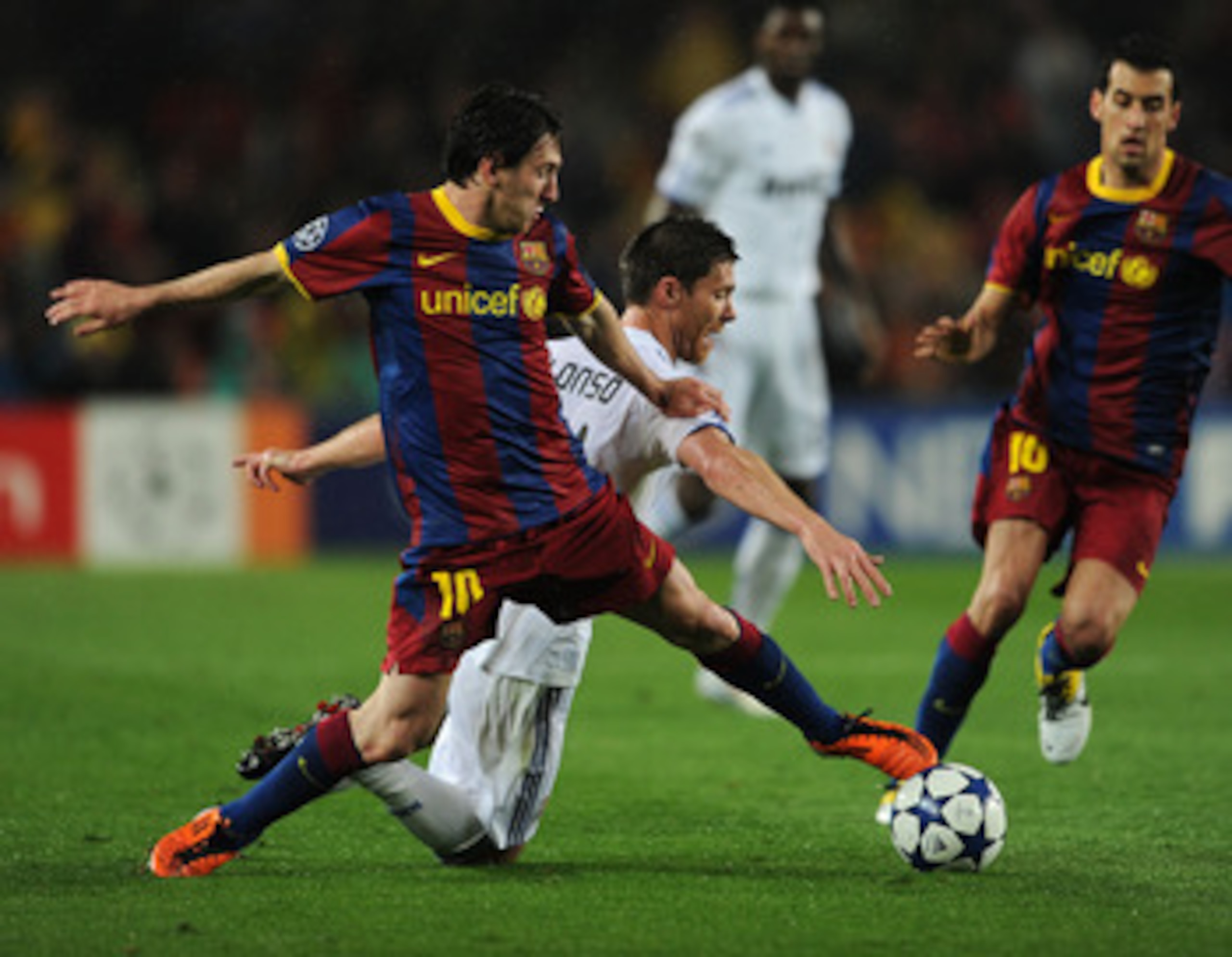 BARCELONA, SPAIN - MAY 03:  Lionel Messi (L) of Barcelona duels for the ball with Xabi Alonso of Real Madrid during the UEFA Champions League Semi Final second leg match between Barcelona and Real Madrid at the Camp Nou stadium on May 3, 2011 in Barcelona