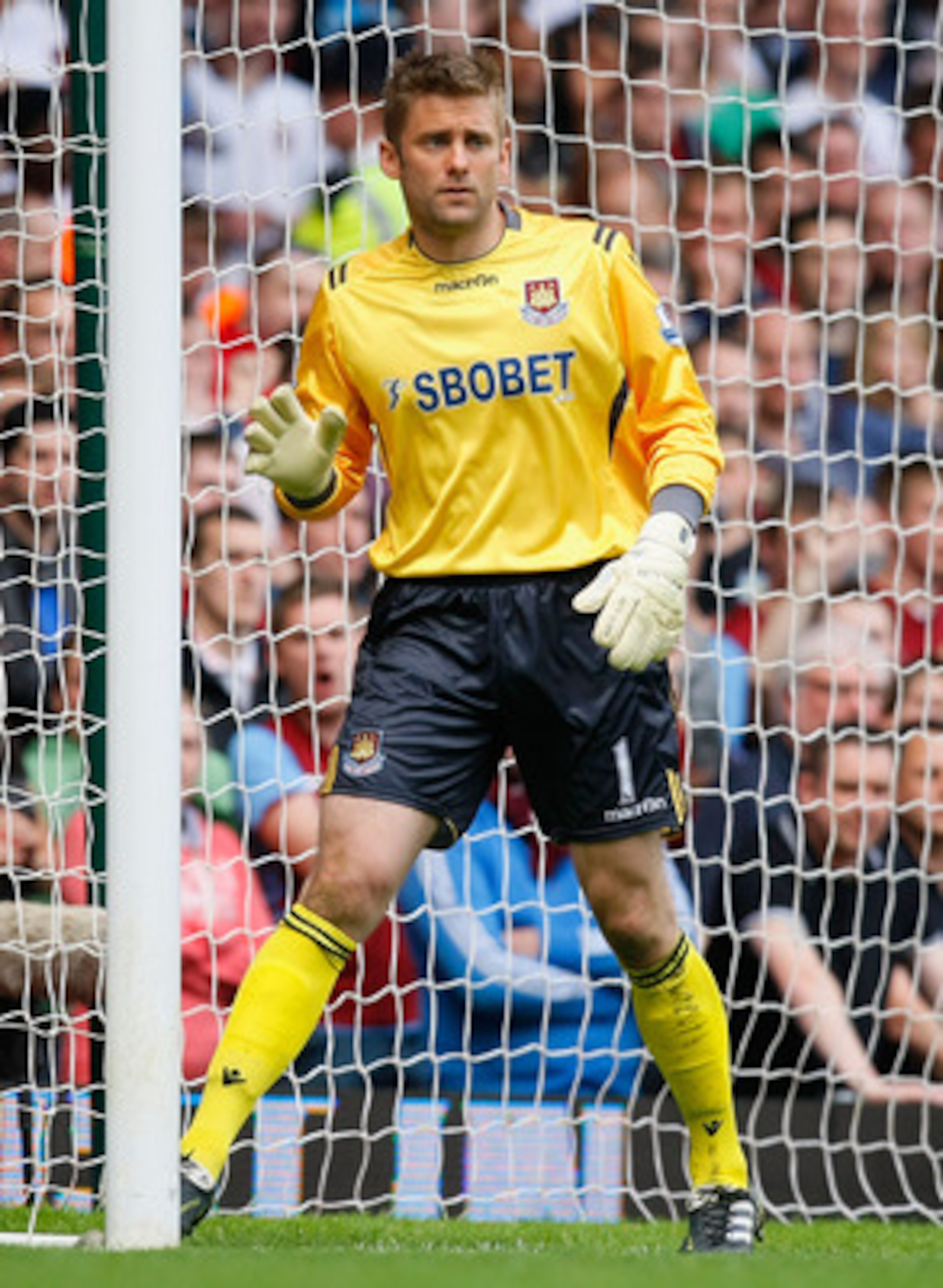 LONDON, ENGLAND - APRIL 16:  Robert Green of West Ham United directs his defence during the Barclays Premier League match between West Ham United and Aston Villa at the Boleyn Ground on April 16, 2011 in London, England.  (Photo by Tom Dulat/Getty Images)