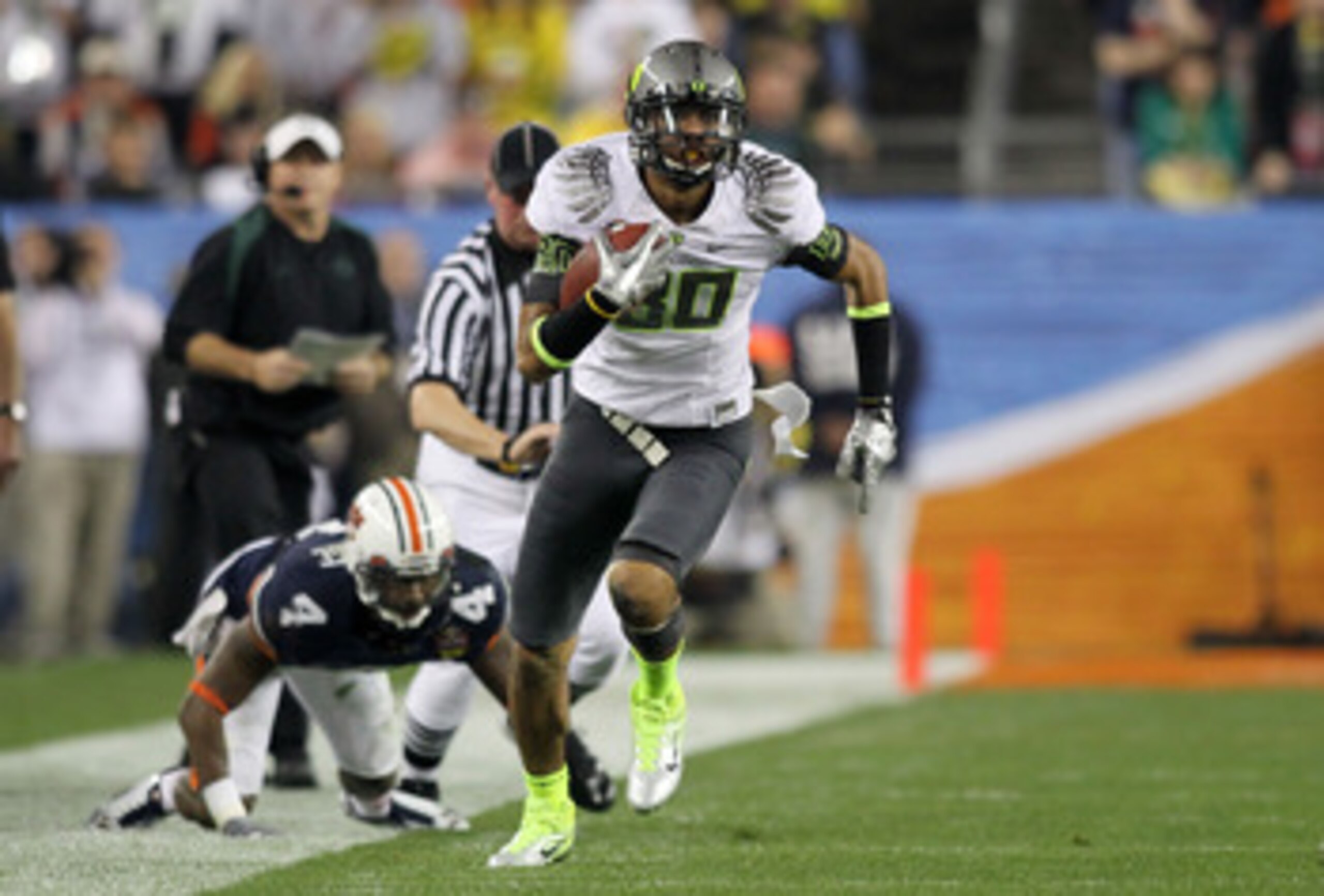 GLENDALE, AZ - JANUARY 10:  Lavasier Tuinei #80 of the Oregon Ducks runs down field against the Auburn Tigers during the Tostitos BCS National Championship Game at University of Phoenix Stadium on January 10, 2011 in Glendale, Arizona.  (Photo by Jonathan
