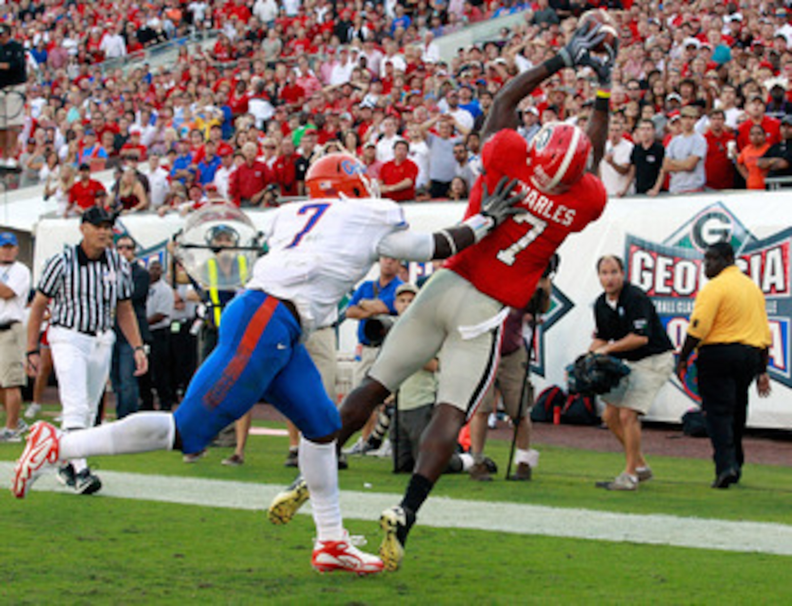 JACKSONVILLE, FL - OCTOBER 30: Orson Charle #7 of the Georgia Bulldogs attempts to catch a pass against Ronald Powell #7 of the Florida Gators during the game at EverBank Field on October 30, 2010 in Jacksonville, Florida. (Photo by Sam Greenwood/Getty JACKSONVILLE, FL - OCTOBER 30: Orson Charle #7 of the Georgia Bulldogs attempts to catch a pass against Ronald Powell #7 of the Florida Gators during the game at EverBank Field on October 30, 2010 in Jacksonville, Florida. (Photo by Sam Greenwood/Getty
