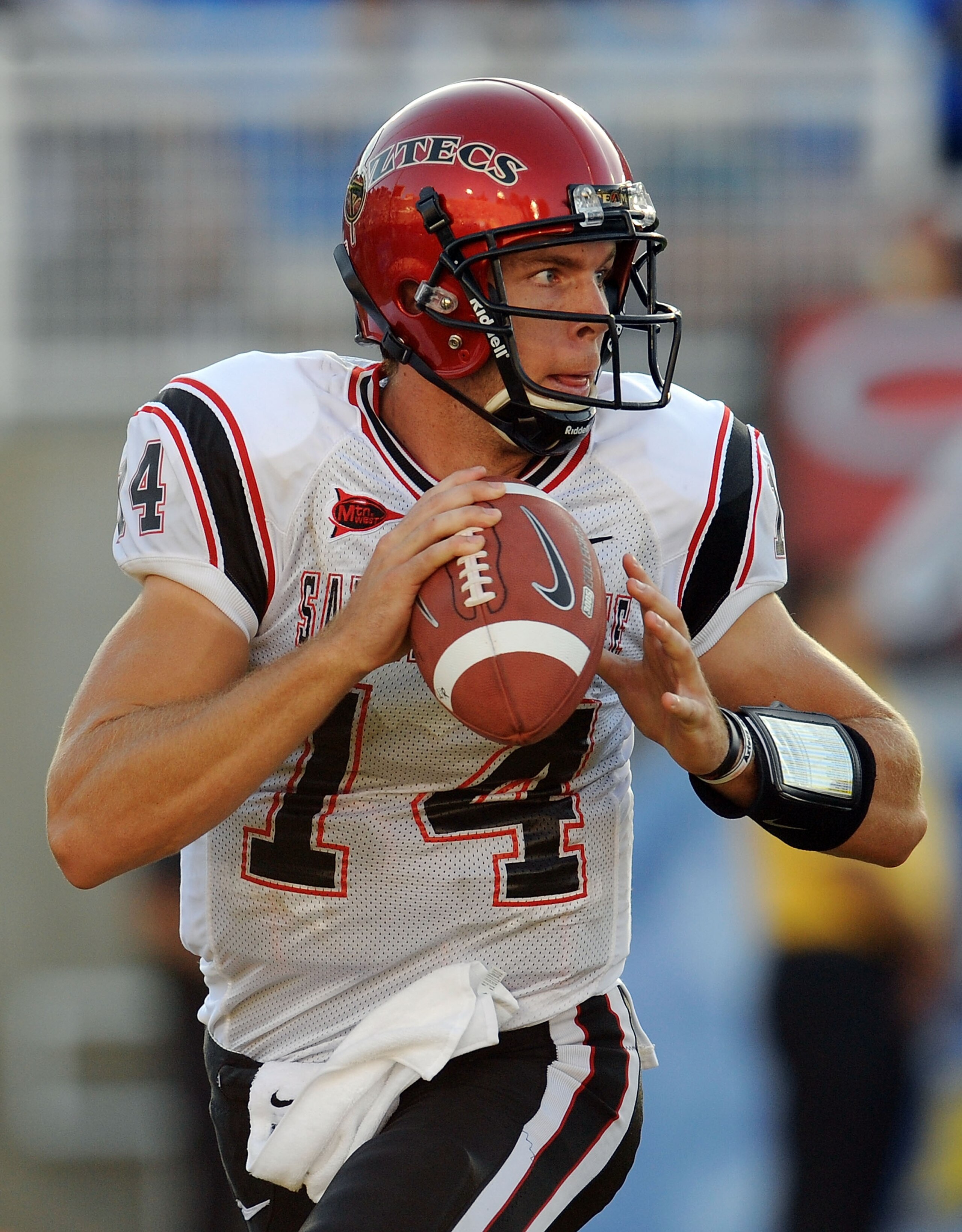 PASADENA, CA - SEPTEMBER 05:   Quarterback Ryan Lindley #14 of the San Diego State Aztecs looks to pass in the first half against the UCLA Bruins at the Rose Bowl on September 5, 2009 in Pasadena, California.  (Photo by Lisa Blumenfeld/Getty Images)