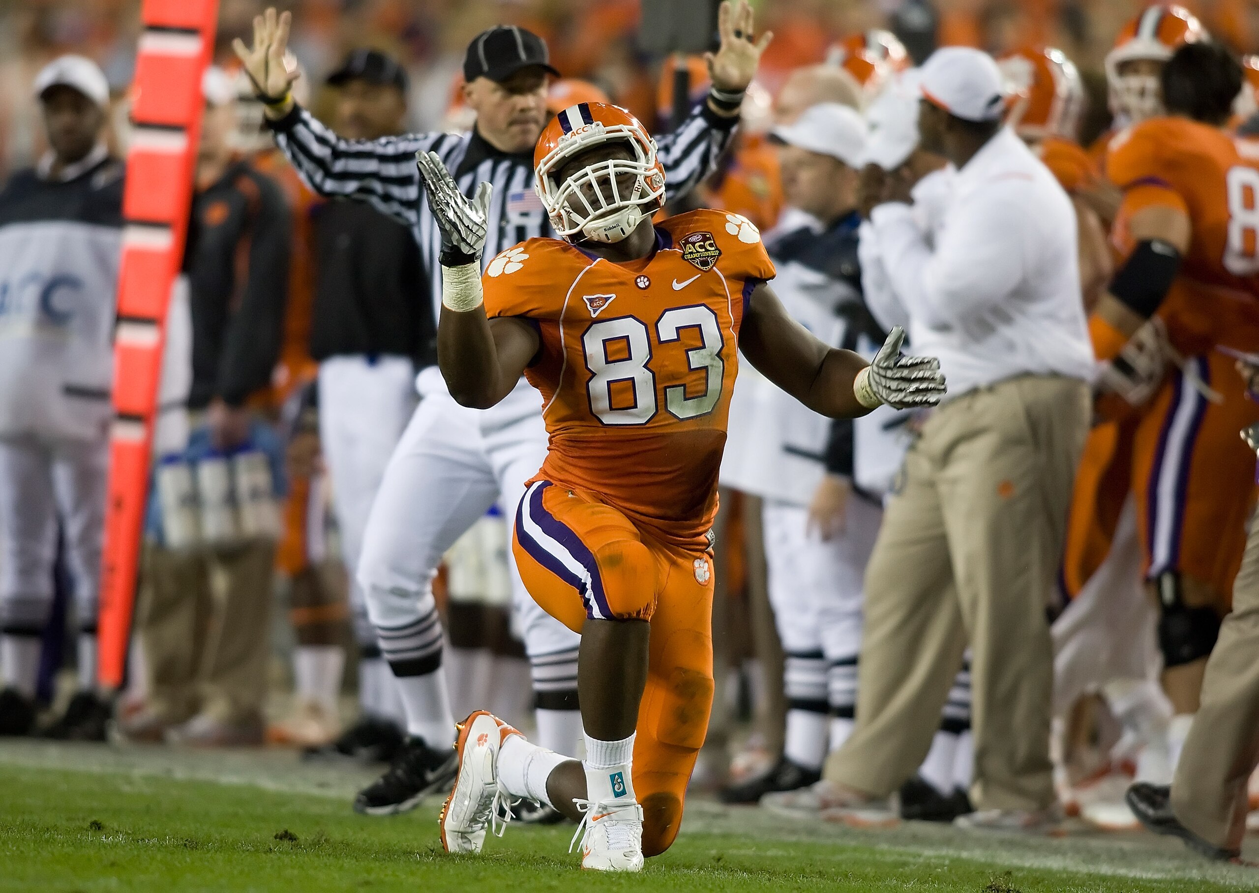 TAMPA - DECEMBER 05:  Tightend Dwayne Allen #83 of the Clemson Tigers reacts after missing a pass against the Georgia Tech Yellow Jackets in the 2009 ACC Football Championship game at Raymond James Stadium on December 5, 2009 in Tampa, Florida.  (Photo by
