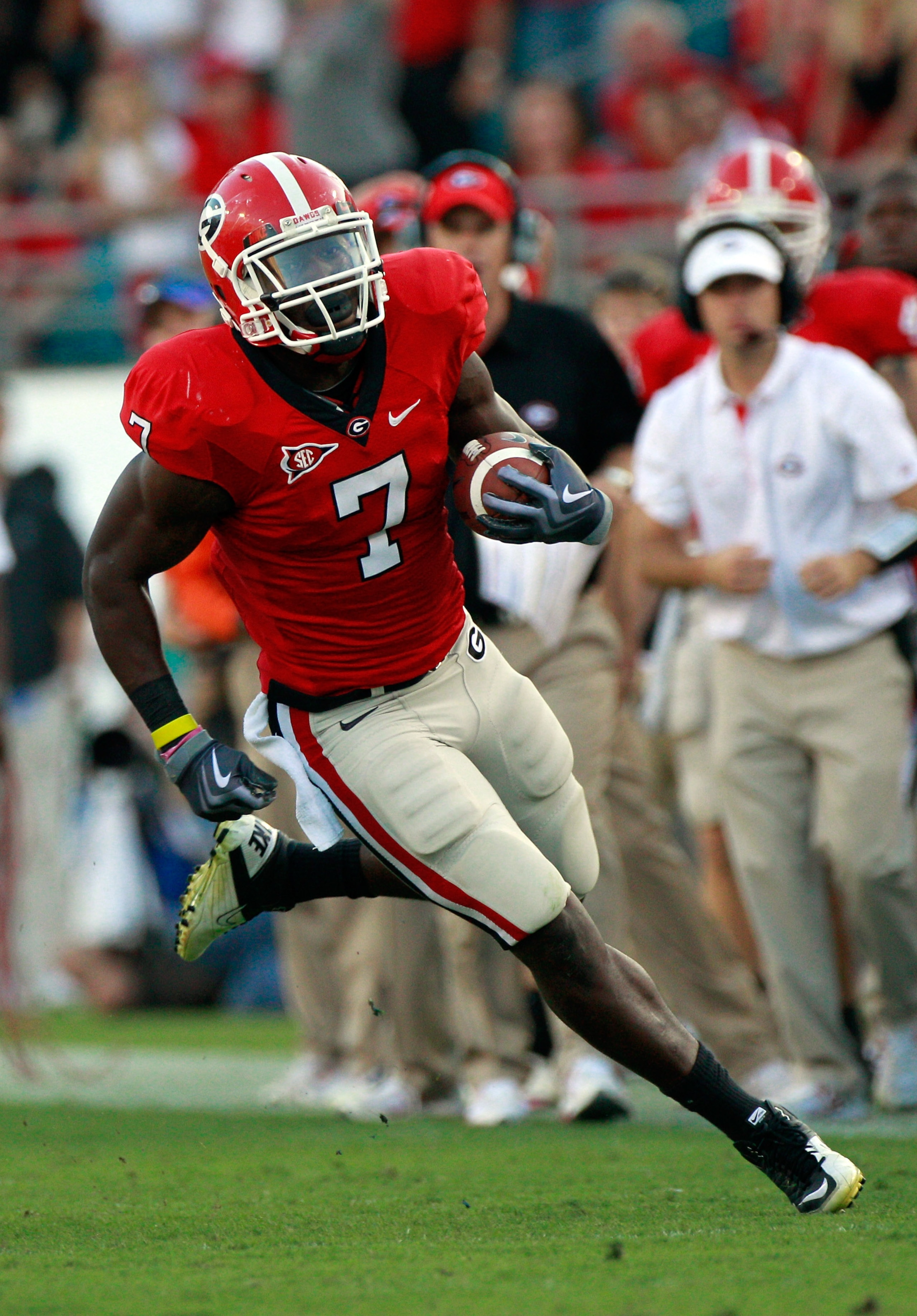 JACKSONVILLE, FL - OCTOBER 30:  Orson Charles #7 of the Georgia Bulldogs runs for yardage during the game against the Florida Gators at EverBank Field on October 30, 2010 in Jacksonville, Florida.  (Photo by Sam Greenwood/Getty Images)