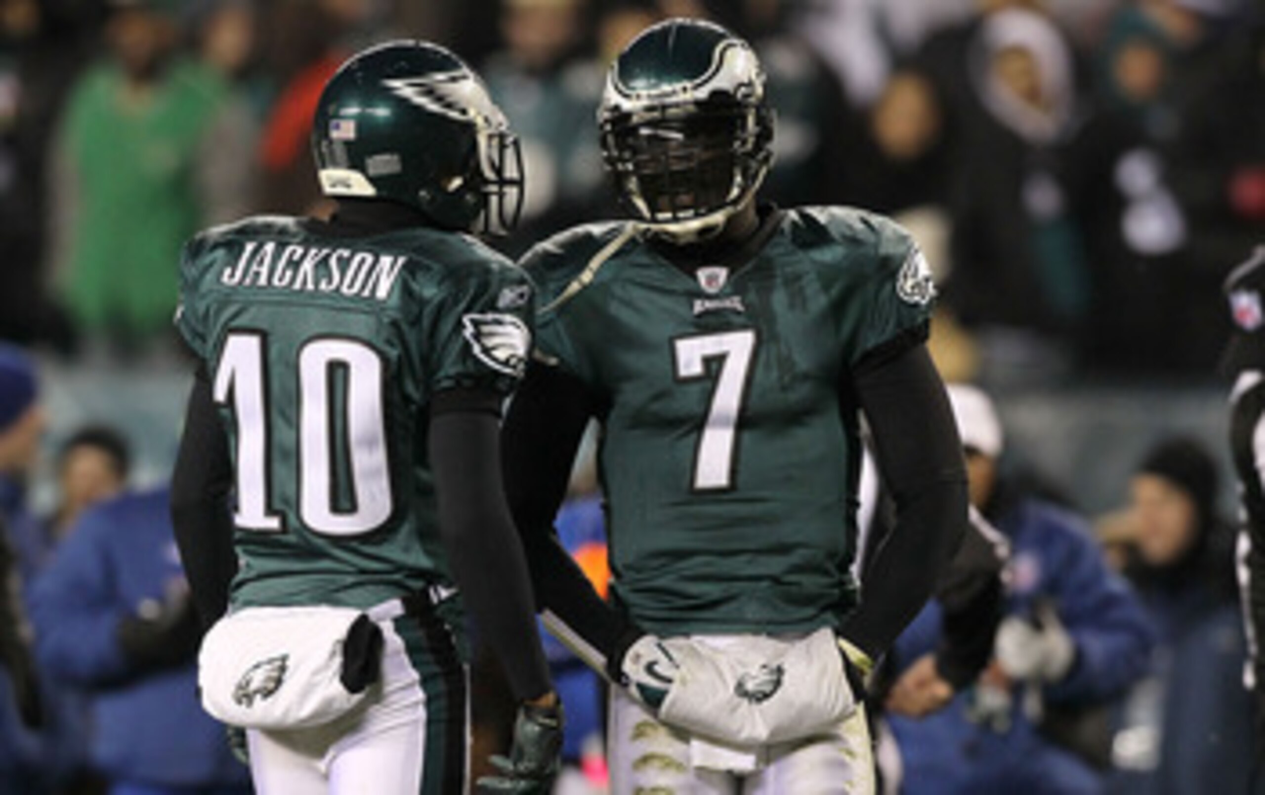 PHILADELPHIA, PA - DECEMBER 02:  Michael Vick #7 of the Philadelphia Eagles throws a 1-yard touchdown pass to Lesean Mccoy #25 in the first quarter against the Houston Texans at Lincoln Financial Field on December 2, 2010 in Philadelphia, Pennsylvania.  (