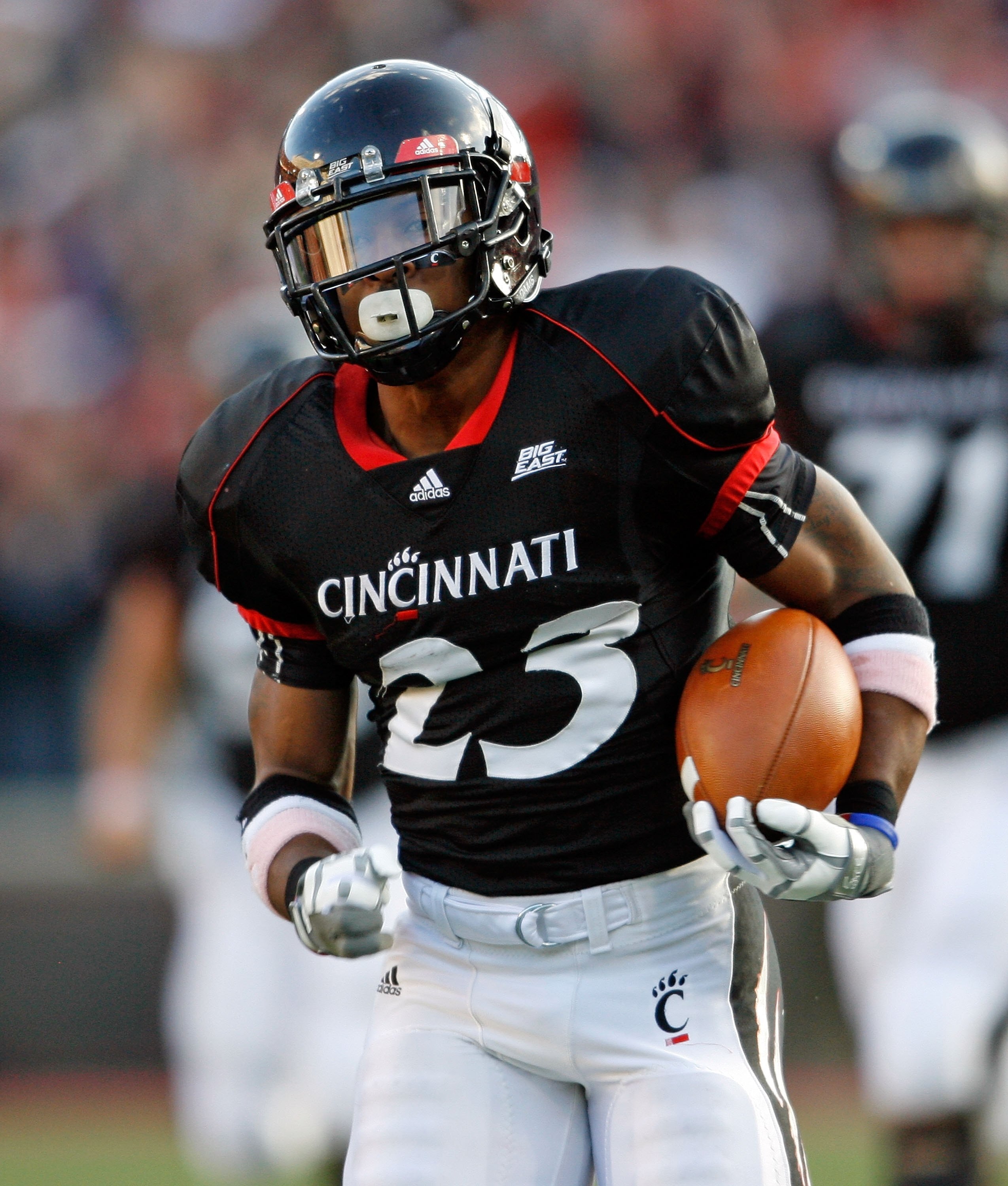 CINCINNATI - OCTOBER 24:  Isaiah Pead #23 of the Cincinnati Bearcats runs with the ball during the Big East Conference game against the Louisville Cardinals at Nippert Stadium on October 24, 2009 in Cincinnati, Ohio.  (Photo by Andy Lyons/Getty Images)