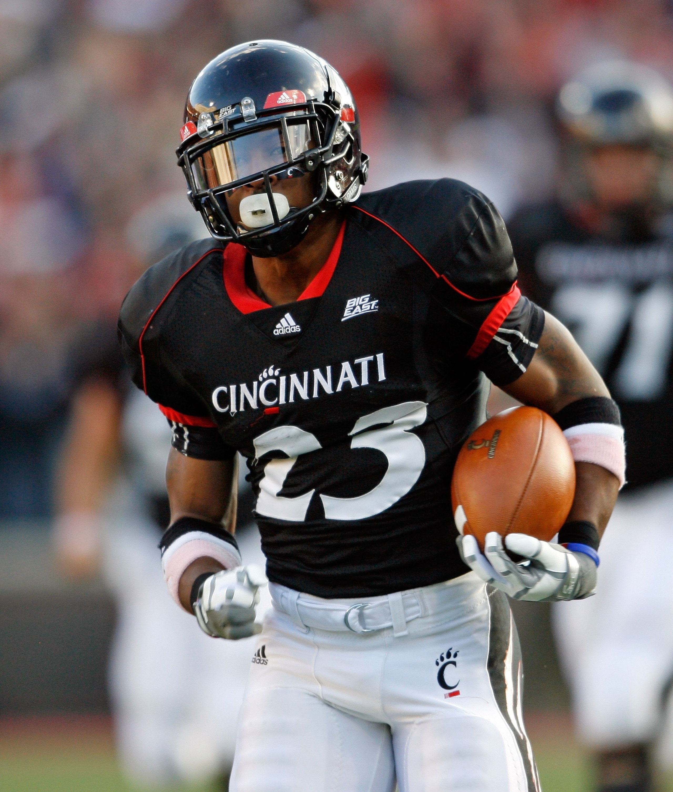 CINCINNATI - OCTOBER 24:  Isaiah Pead #23 of the Cincinnati Bearcats runs with the ball during the Big East Conference game against the Louisville Cardinals at Nippert Stadium on October 24, 2009 in Cincinnati, Ohio.  (Photo by Andy Lyons/Getty Images)