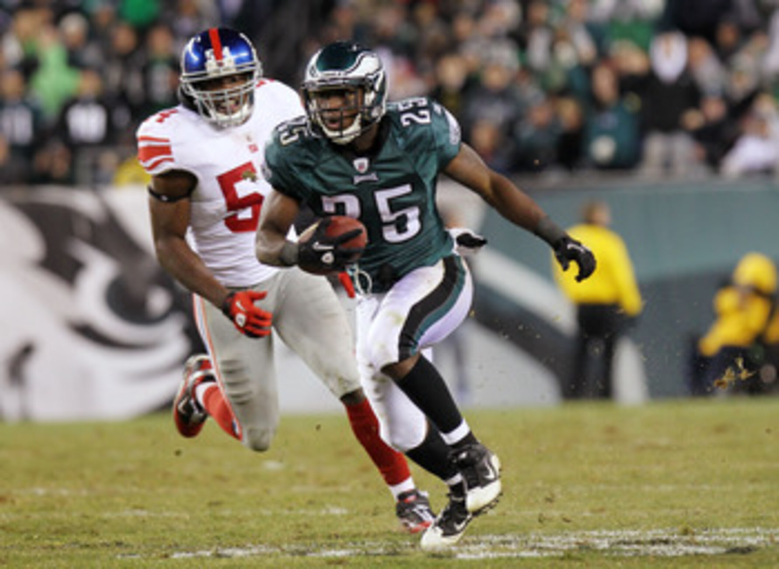 PHILADELPHIA, PA - NOVEMBER 21:  LeSean McCoy #25 of the Philadelphia Eagles runs down field against the New York Giants at Lincoln Financial Field on November 21, 2010 in Philadelphia, Pennsylvania.  (Photo by Nick Laham/Getty Images)