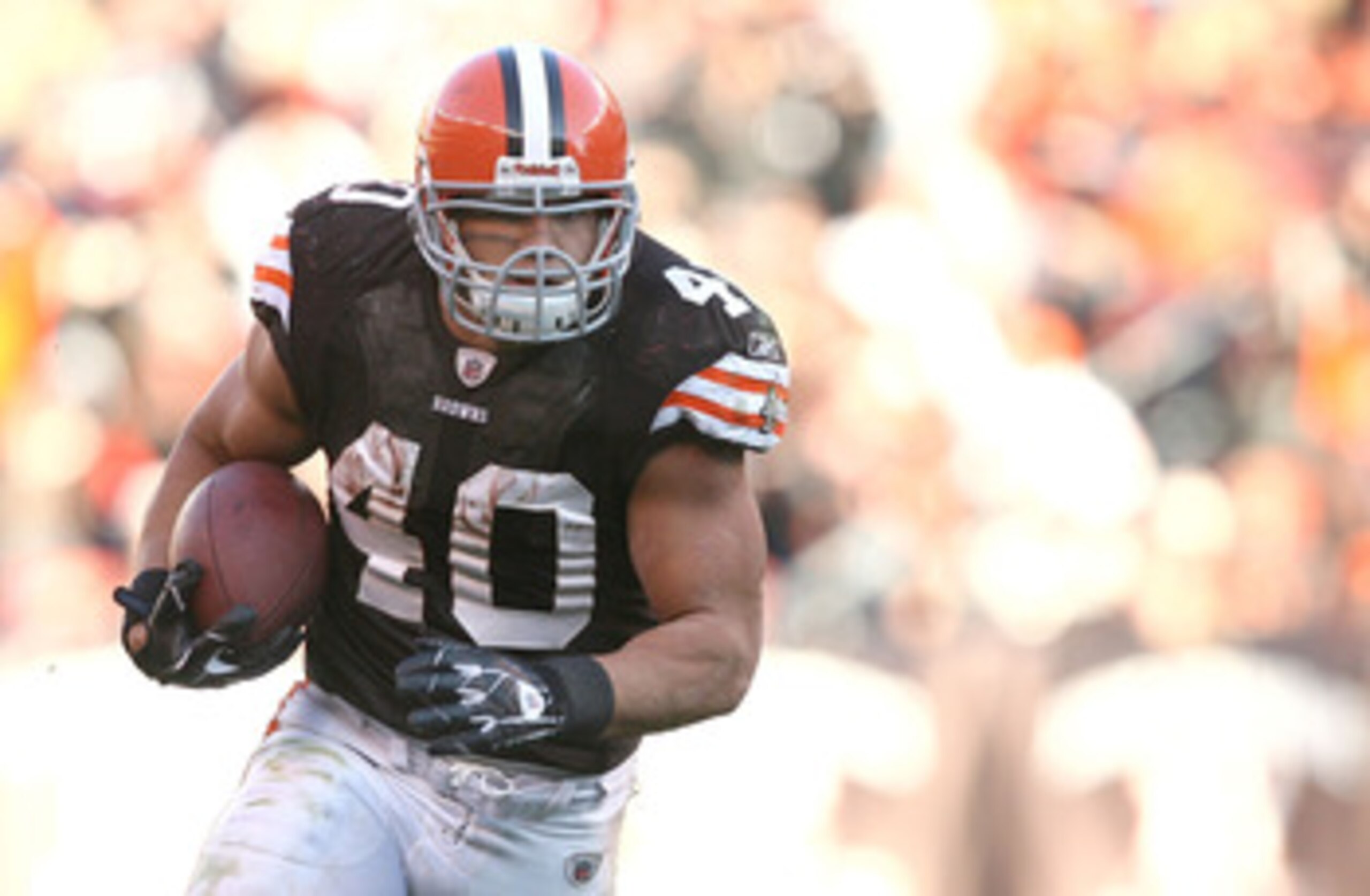 CLEVELAND - NOVEMBER 07: Running back Peyton Hillis #40 of the Cleveland Browns runs the ball against the New England Patriots at Cleveland Browns Stadium on November 7, 2010 in Cleveland, Ohio. (Photo by Matt Sullivan/Getty Images) CLEVELAND - NOVEMBER 07: Running back Peyton Hillis #40 of the Cleveland Browns runs the ball against the New England Patriots at Cleveland Browns Stadium on November 7, 2010 in Cleveland, Ohio. (Photo by Matt Sullivan/Getty Images)