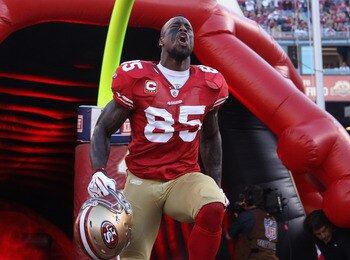 SAN FRANCISCO - SEPTEMBER 20: Vernon Davis #85 of the San Francisco 49ers runs on to the field for their game against the New Orleans Saints at Candlestick Park on September 20, 2010 in San Francisco, California. (Photo by Ezra Shaw/Getty Images) SAN FRANCISCO - SEPTEMBER 20: Vernon Davis #85 of the San Francisco 49ers runs on to the field for their game against the New Orleans Saints at Candlestick Park on September 20, 2010 in San Francisco, California. (Photo by Ezra Shaw/Getty Images)