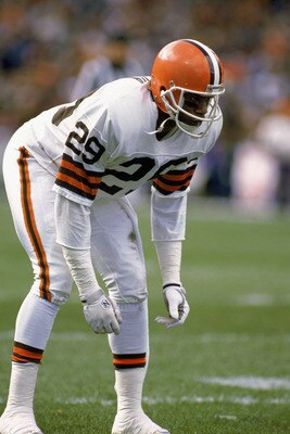 1987:  Hanford Dixon #29 of the Cleveland Browns readies for the snap during a 1987 NFL game.  (Photo by Jonathan Daniel/Getty Images)