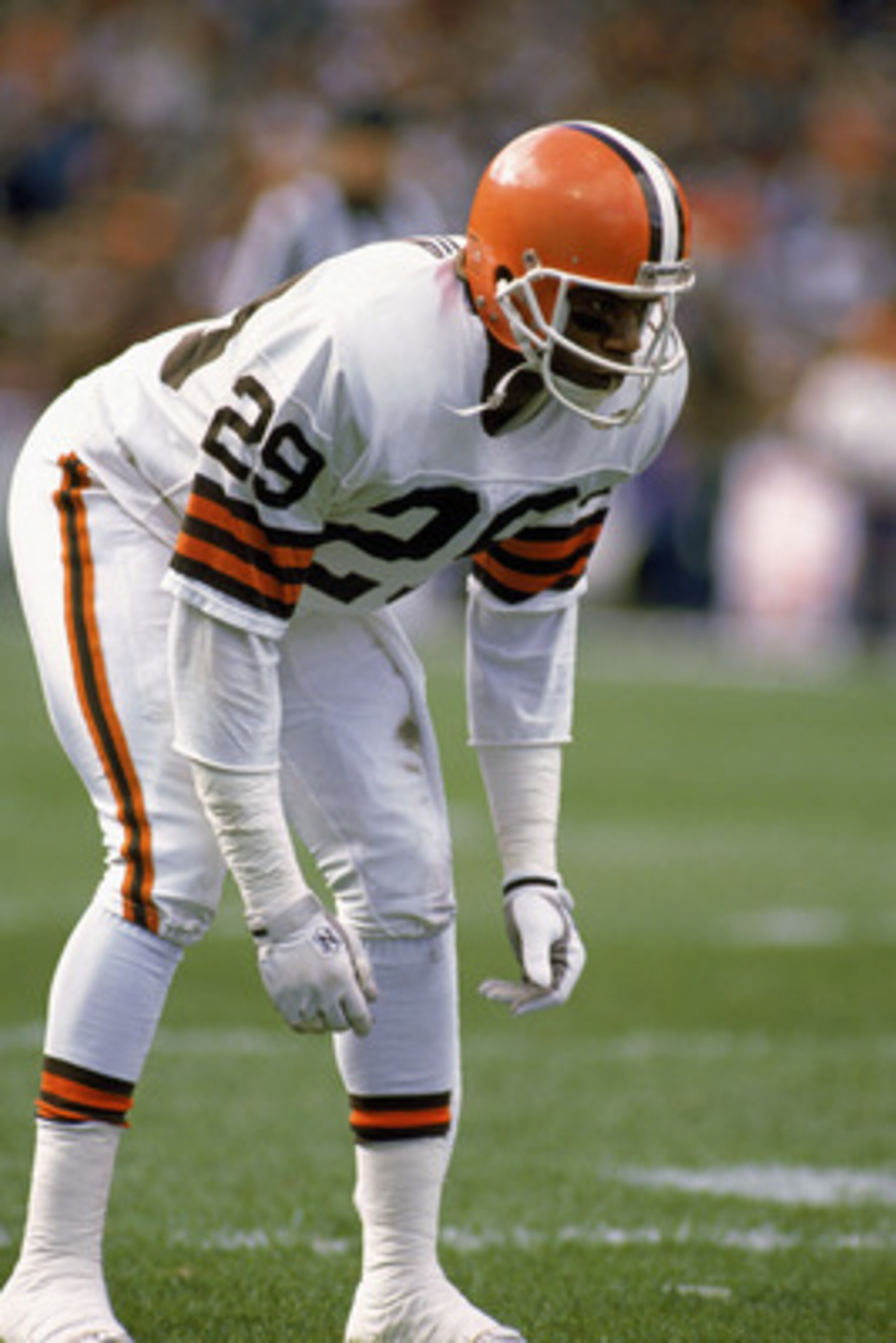 1987:  Hanford Dixon #29 of the Cleveland Browns readies for the snap during a 1987 NFL game.  (Photo by Jonathan Daniel/Getty Images)
