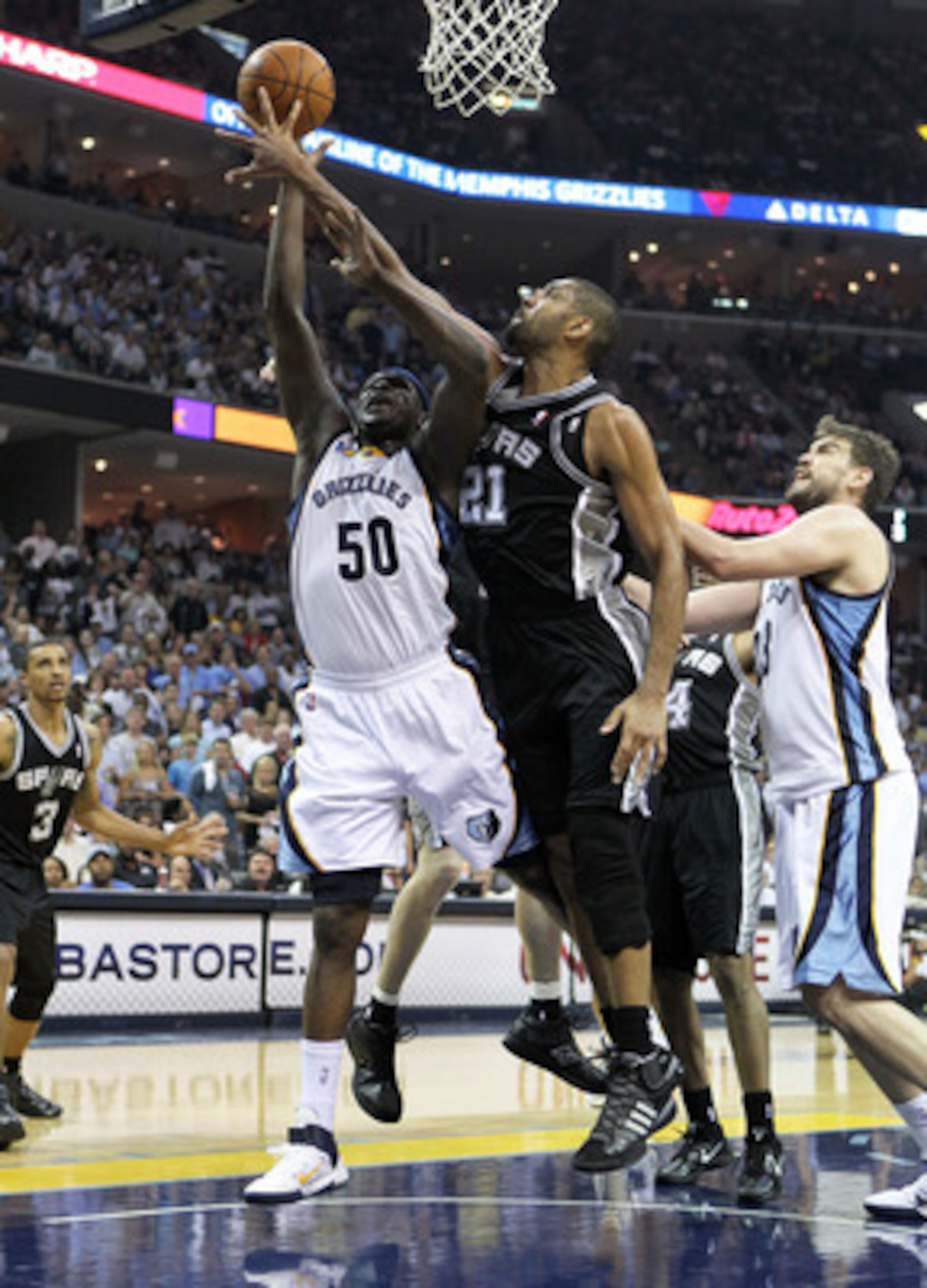 MEMPHIS, TN - APRIL 29: Zach Randolph #50 of the Memphis Grizzlies shoots the ball while defended by Tim Duncan #21 of the San Antonio Spurs during the Grizzlies 99-91 win over the Spurs  in Game Six of the Western Conference Quarterfinals in the 2011 NBA